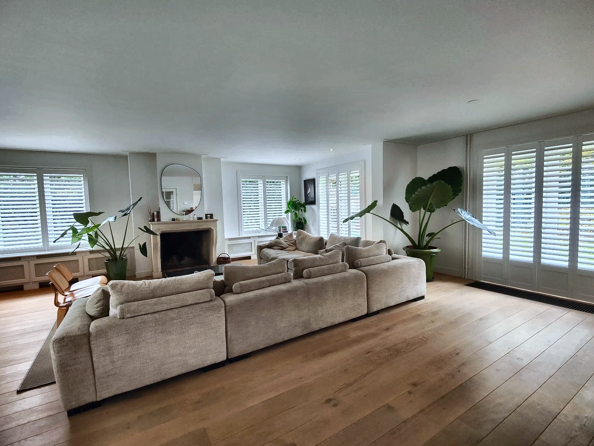 Witte shutters in een ruime living in Blaricum