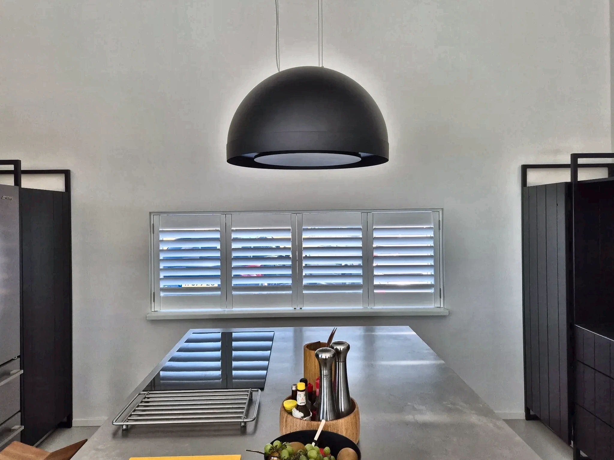 Witte Jan des Bouvrie shutters in een keuken in Blauwestad
