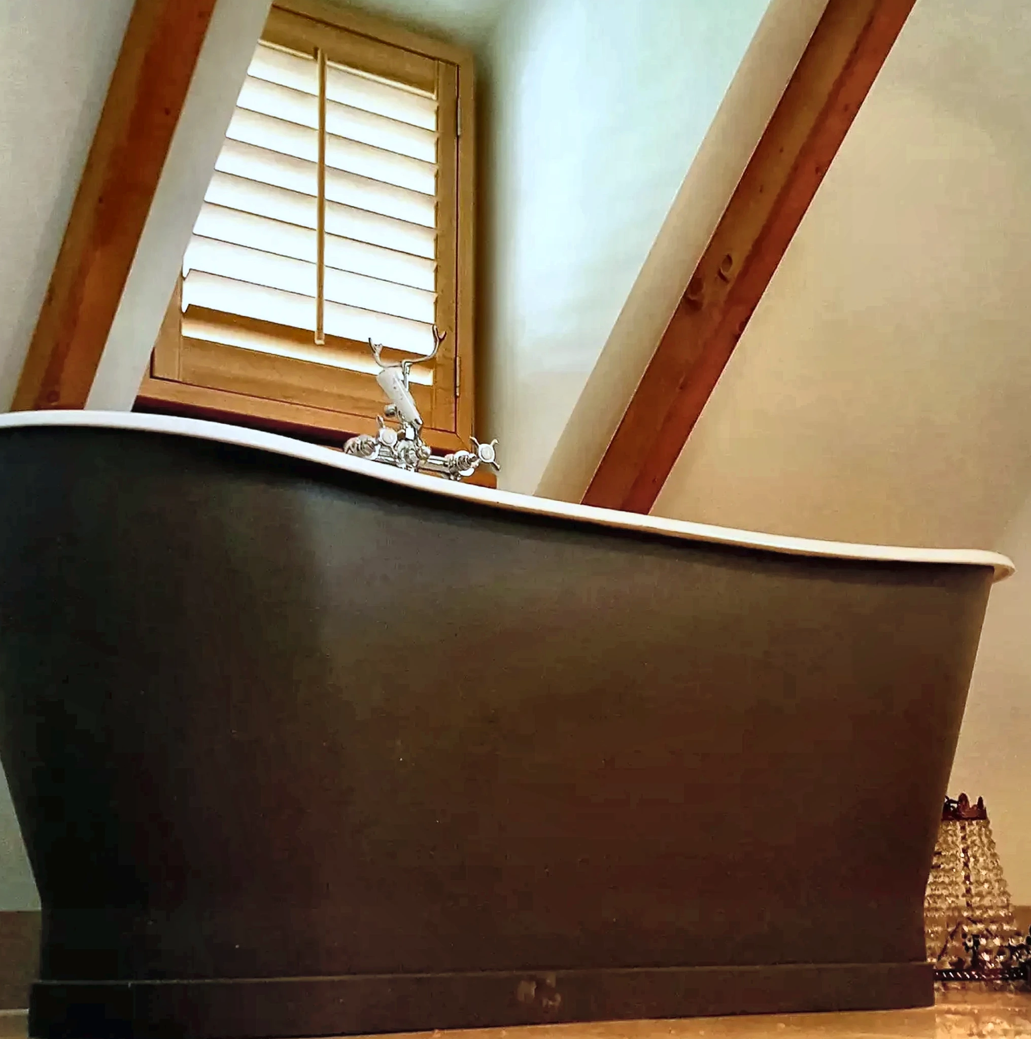 Eiken shutters in een luxe badkamer
