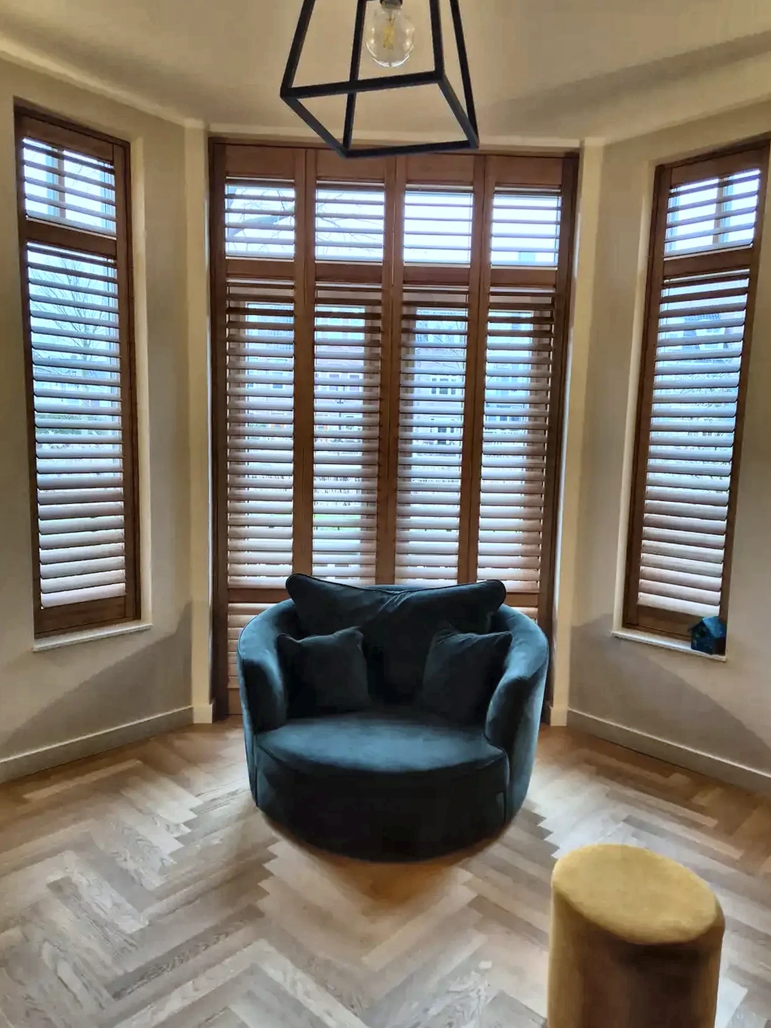 Bruine Sandblasted shutters in een erker