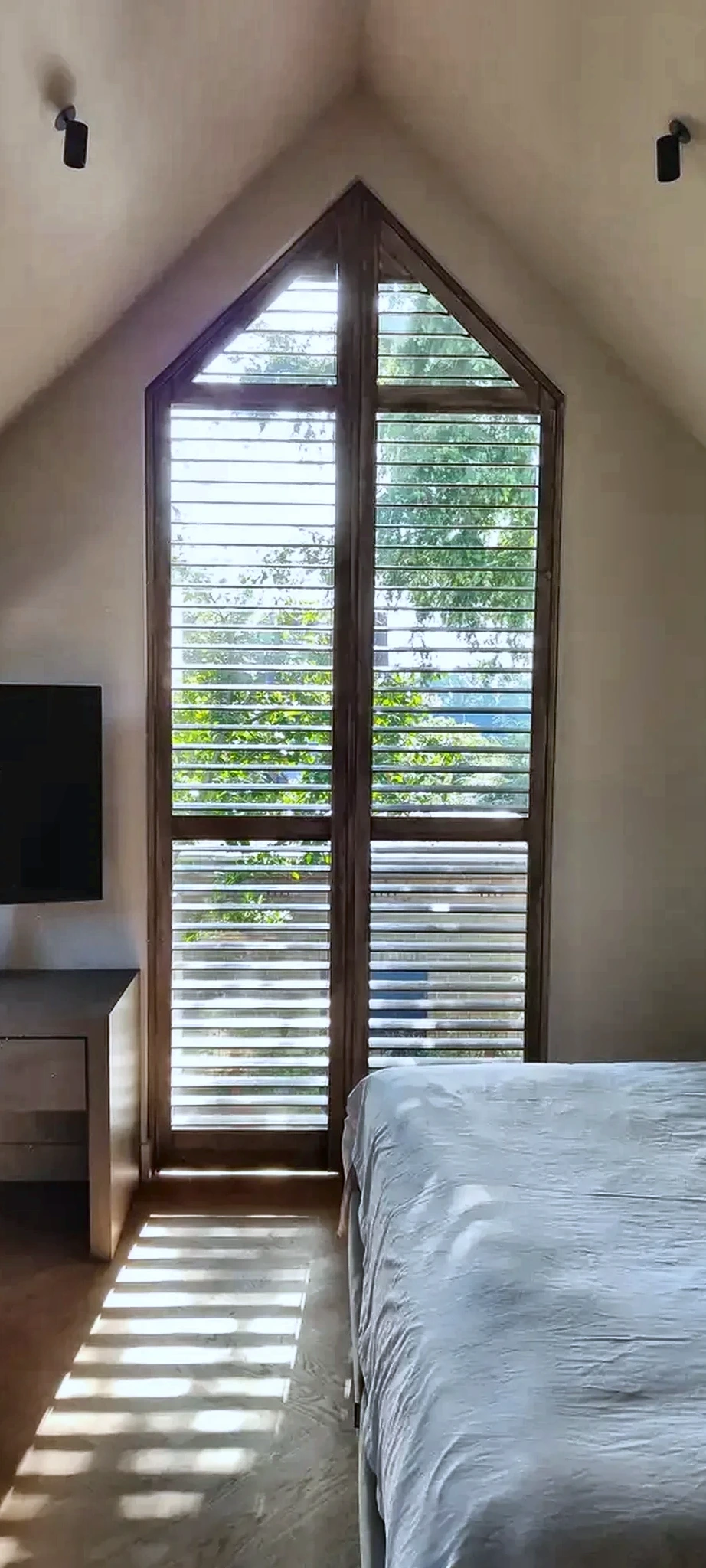 Sandblasted shutters in een hoog puntraam
