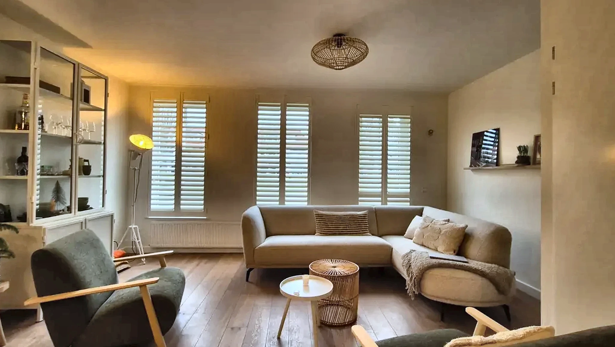 Witte houten shutters in een warme woonkamer