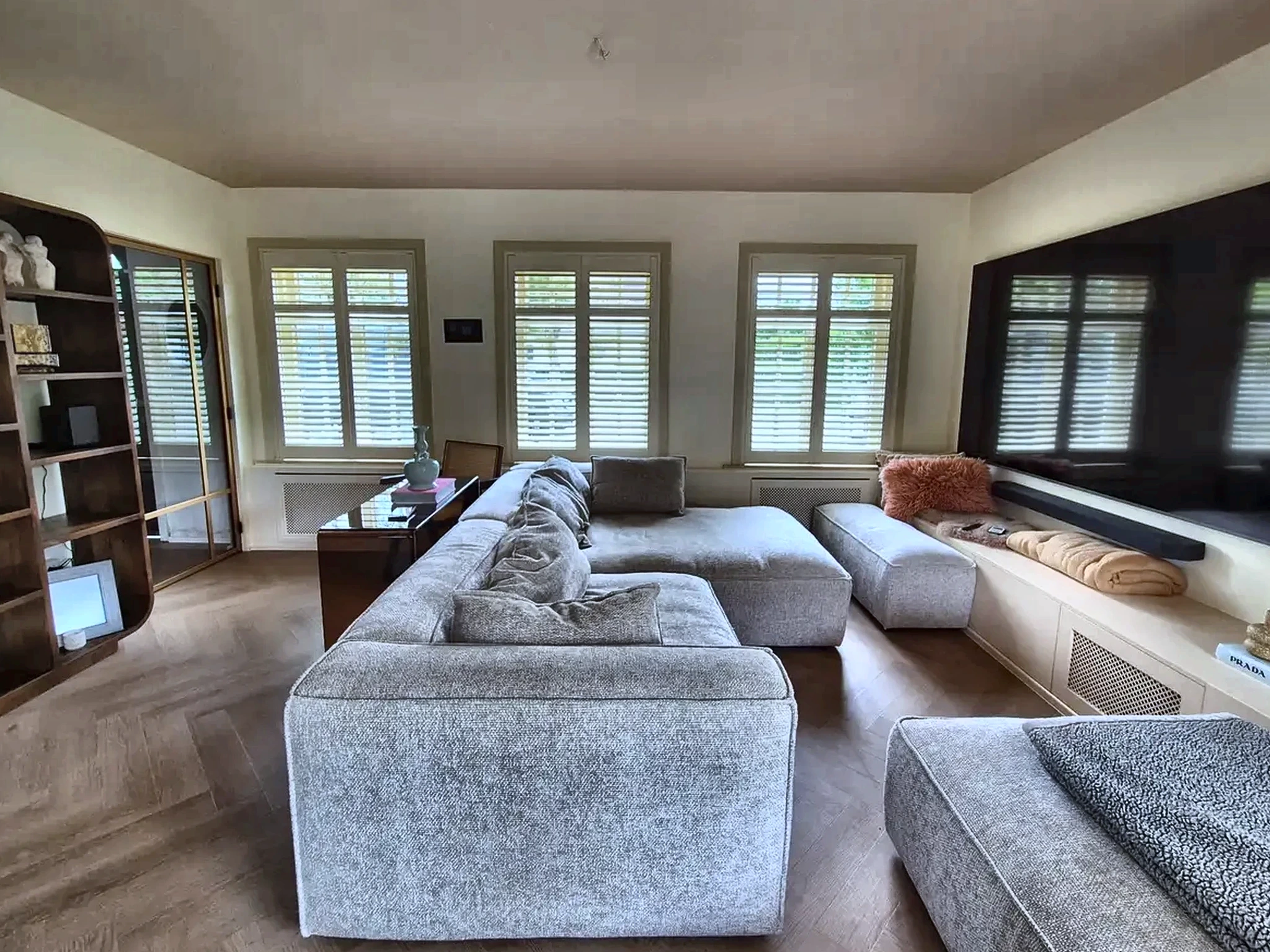 Witte houten shutters in een ruime woonkamer