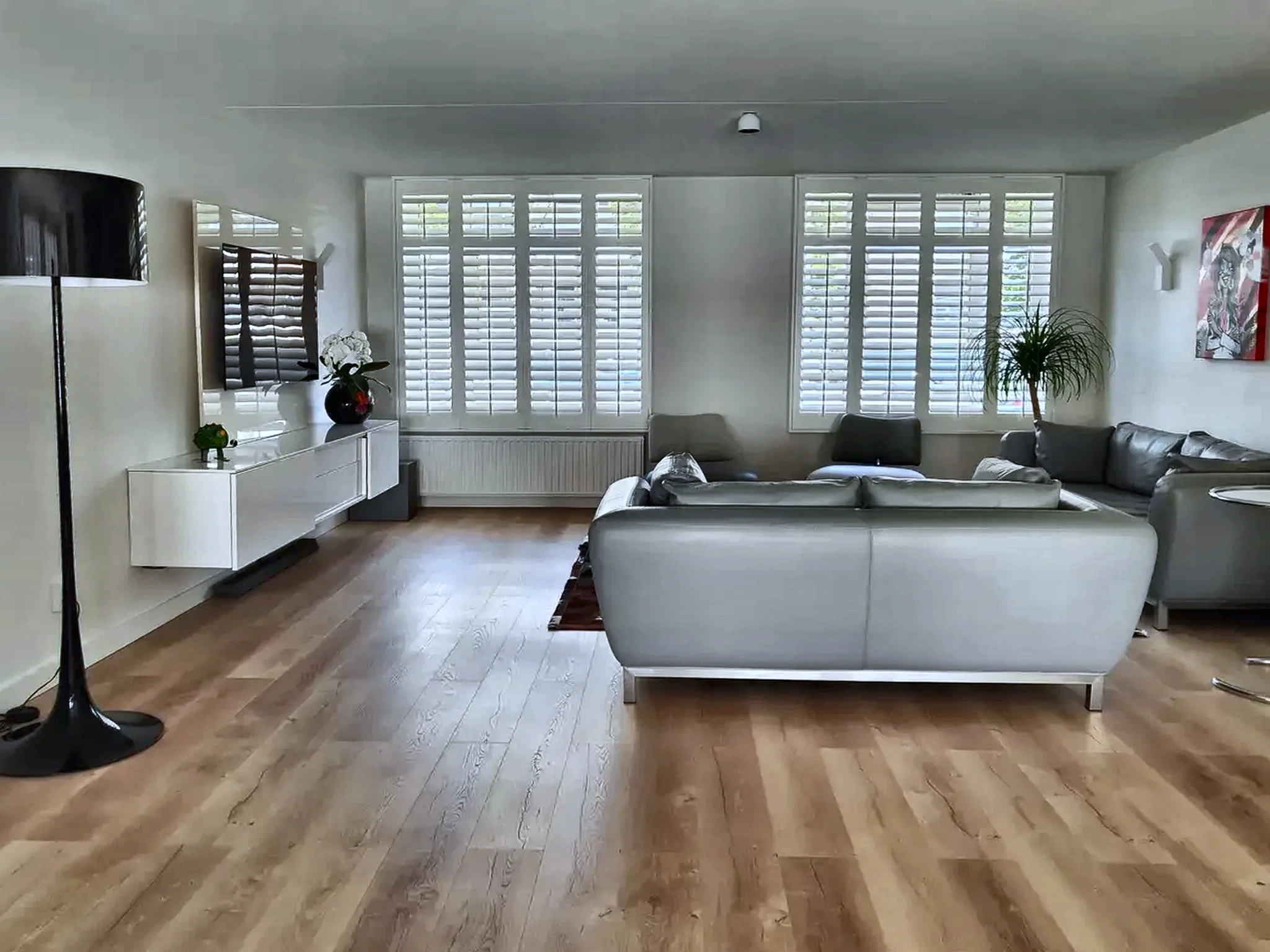 Witte houten shutters in een royale living