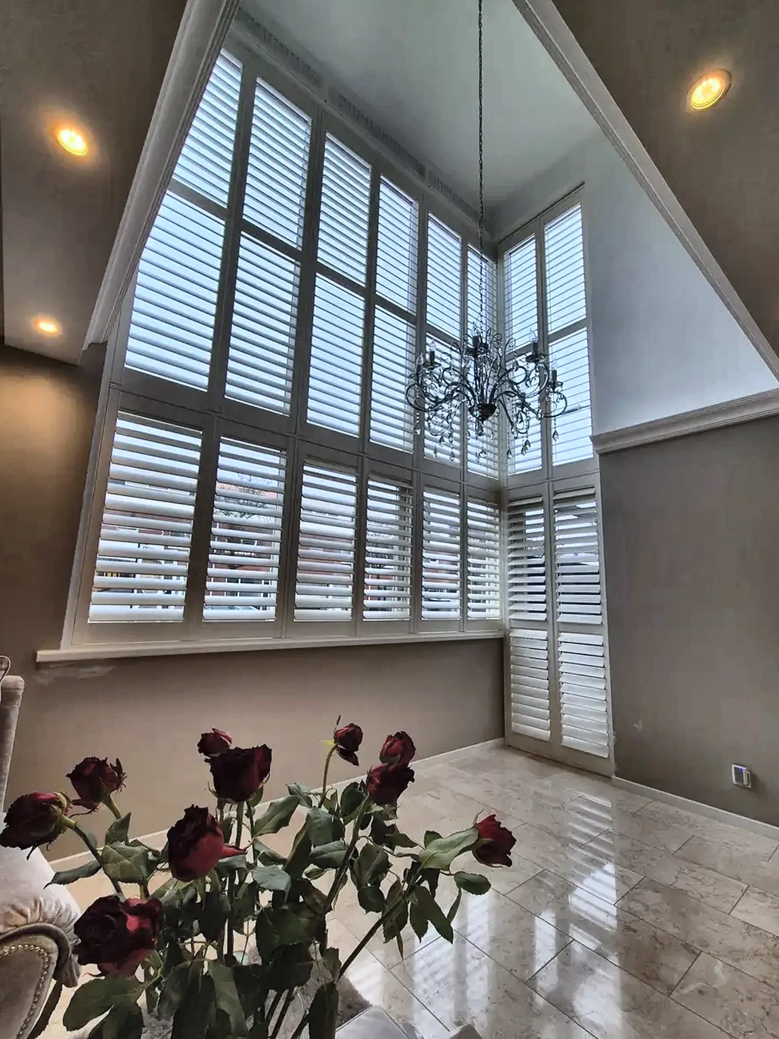 Hoge witte shutters in een vide