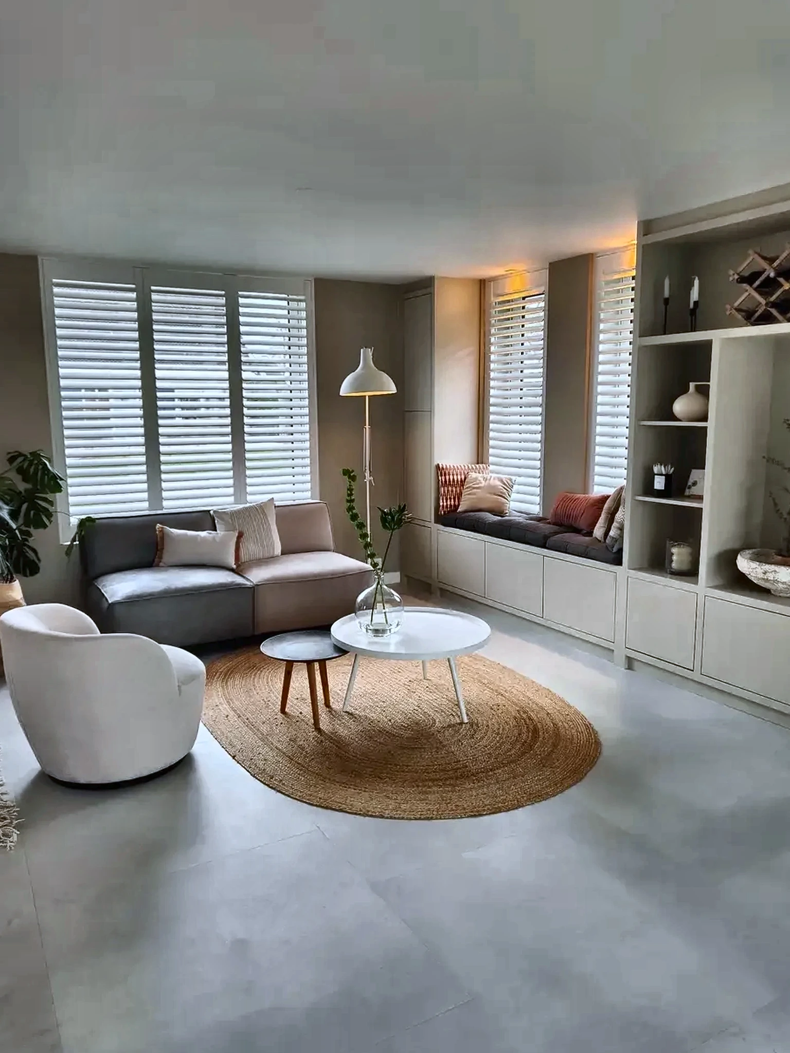 Witte houten shutters in een lichte living
