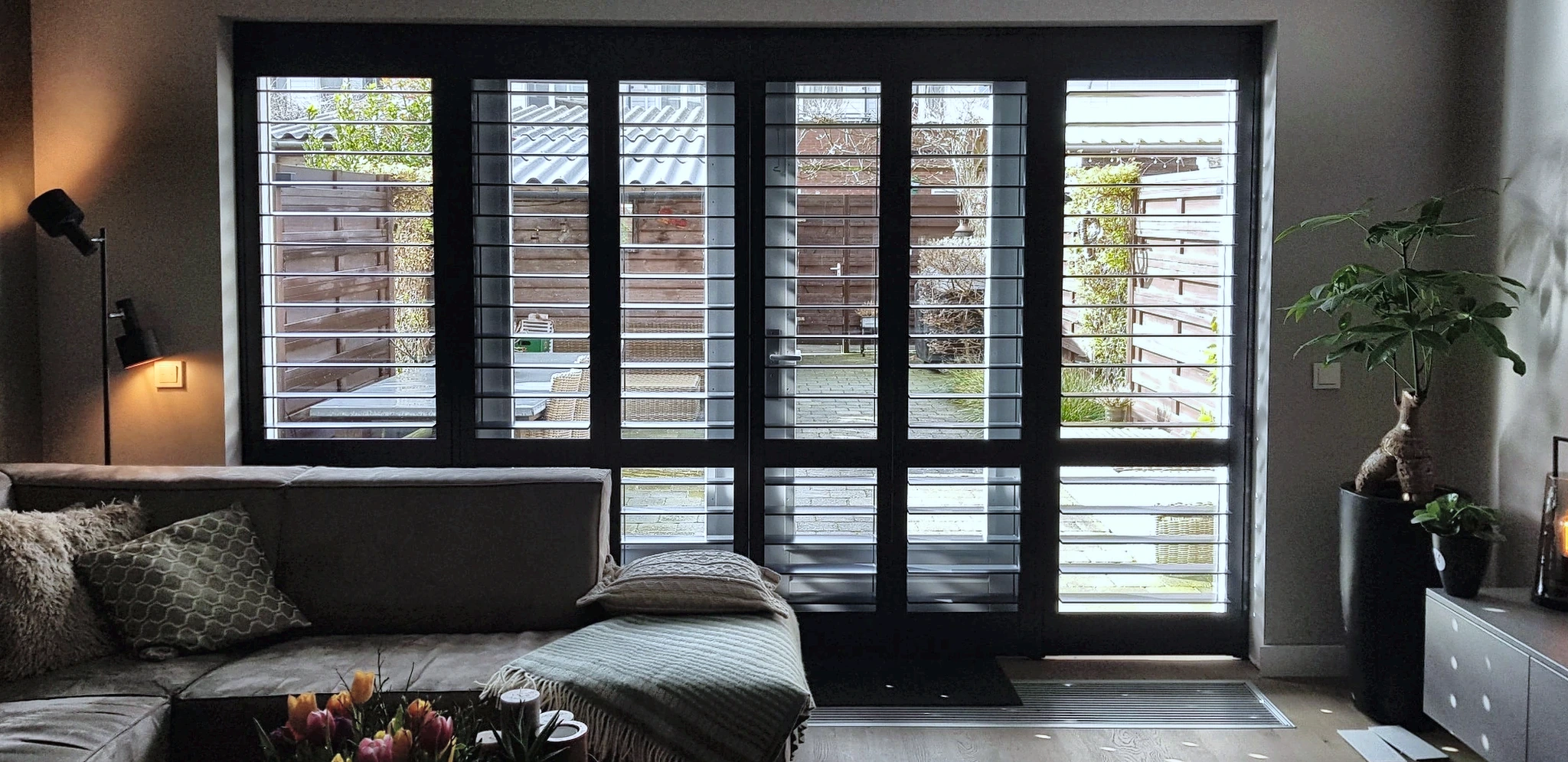 Donkere shutters voor een achterpui in Rotterdam
