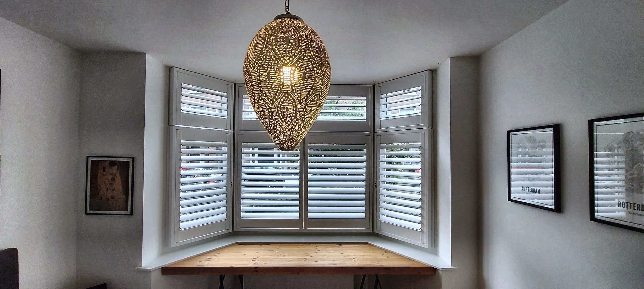 Witte shutters in een erker