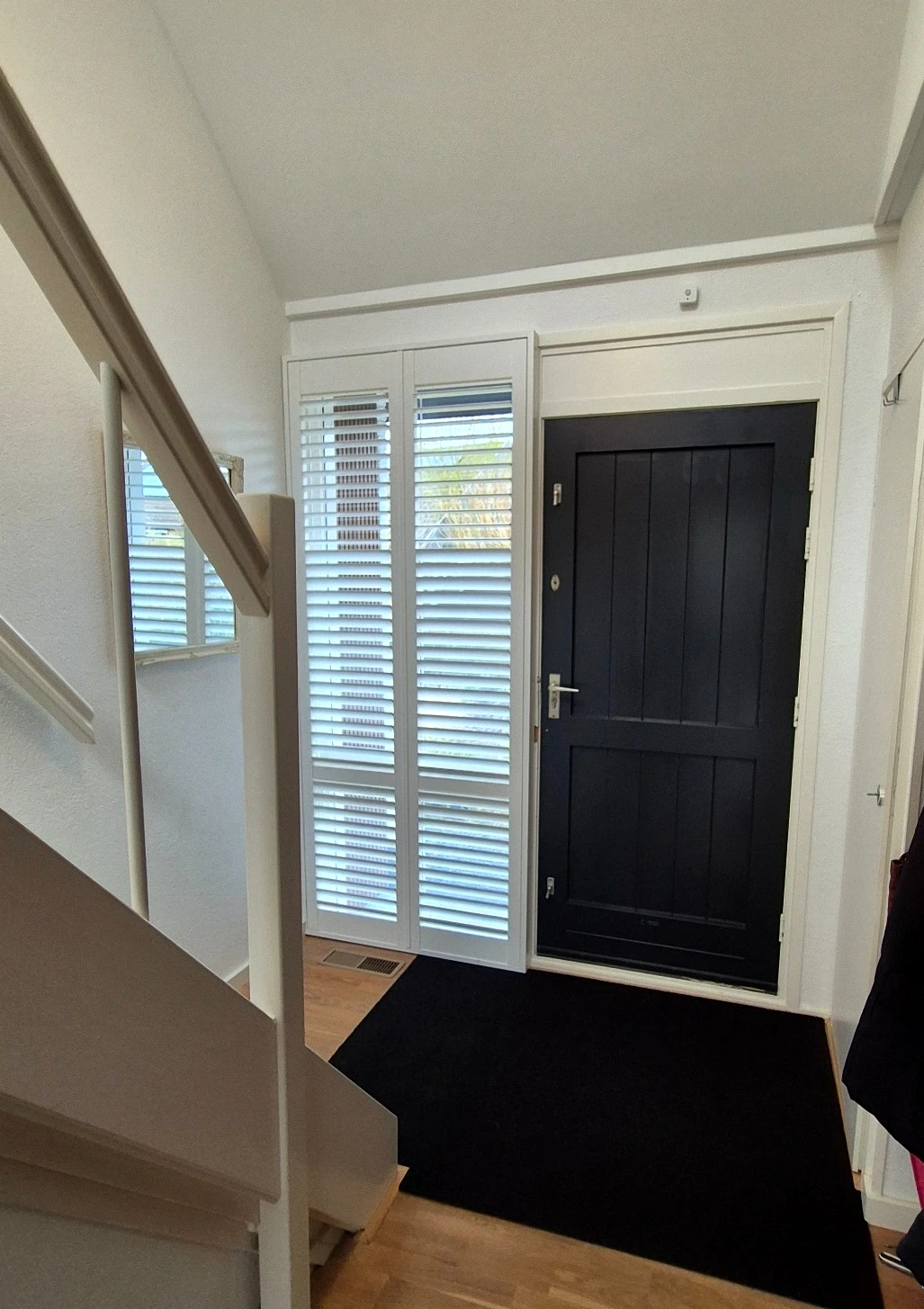 Witte shutter naast de voordeur in Arnhem