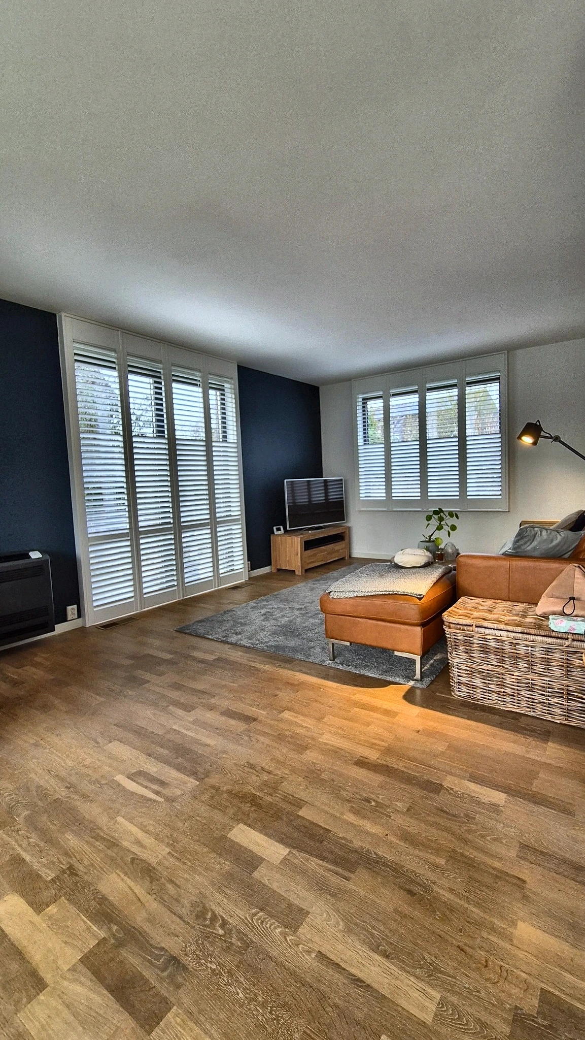 Witte shutters in een ruime woonkamer in Arnhem