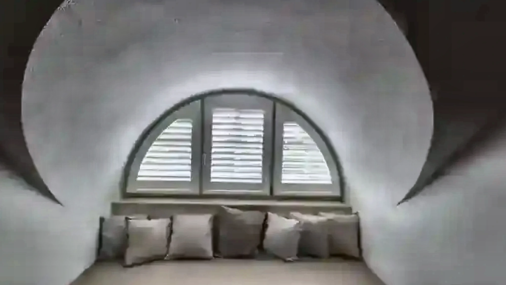 Witte shutters in een rond toograam