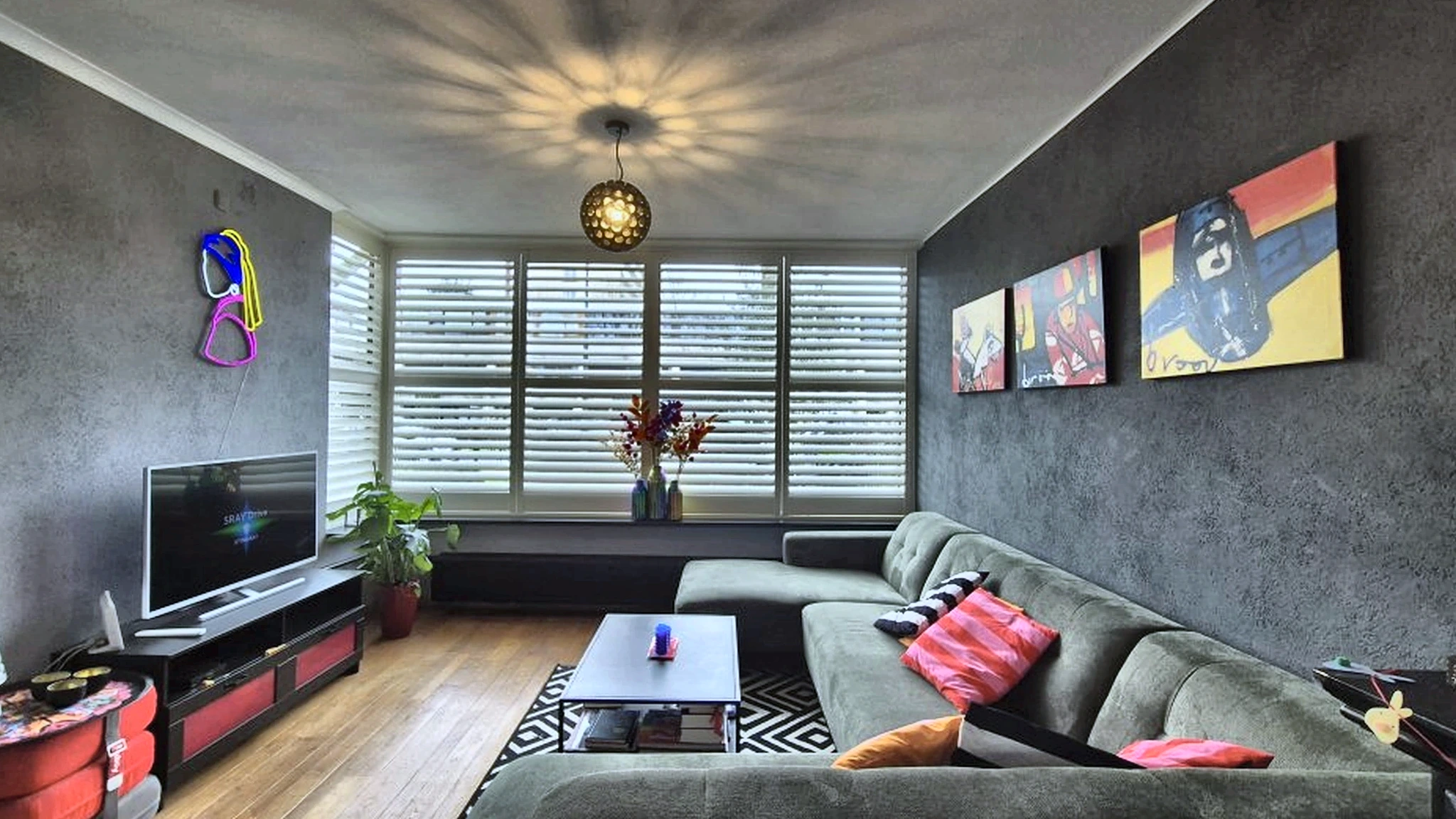 Brede lichte shutters in een woonkamer in Den Bosch