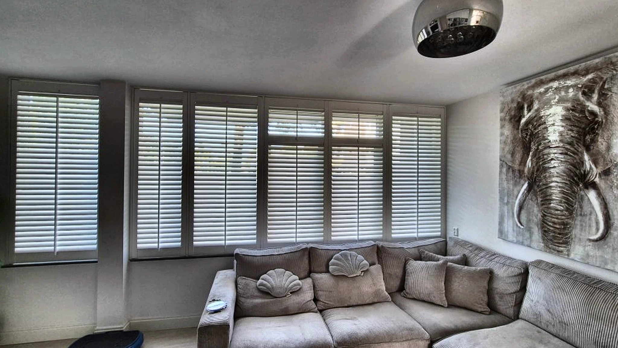 Witte shutters voor een grote living in Amsterdam