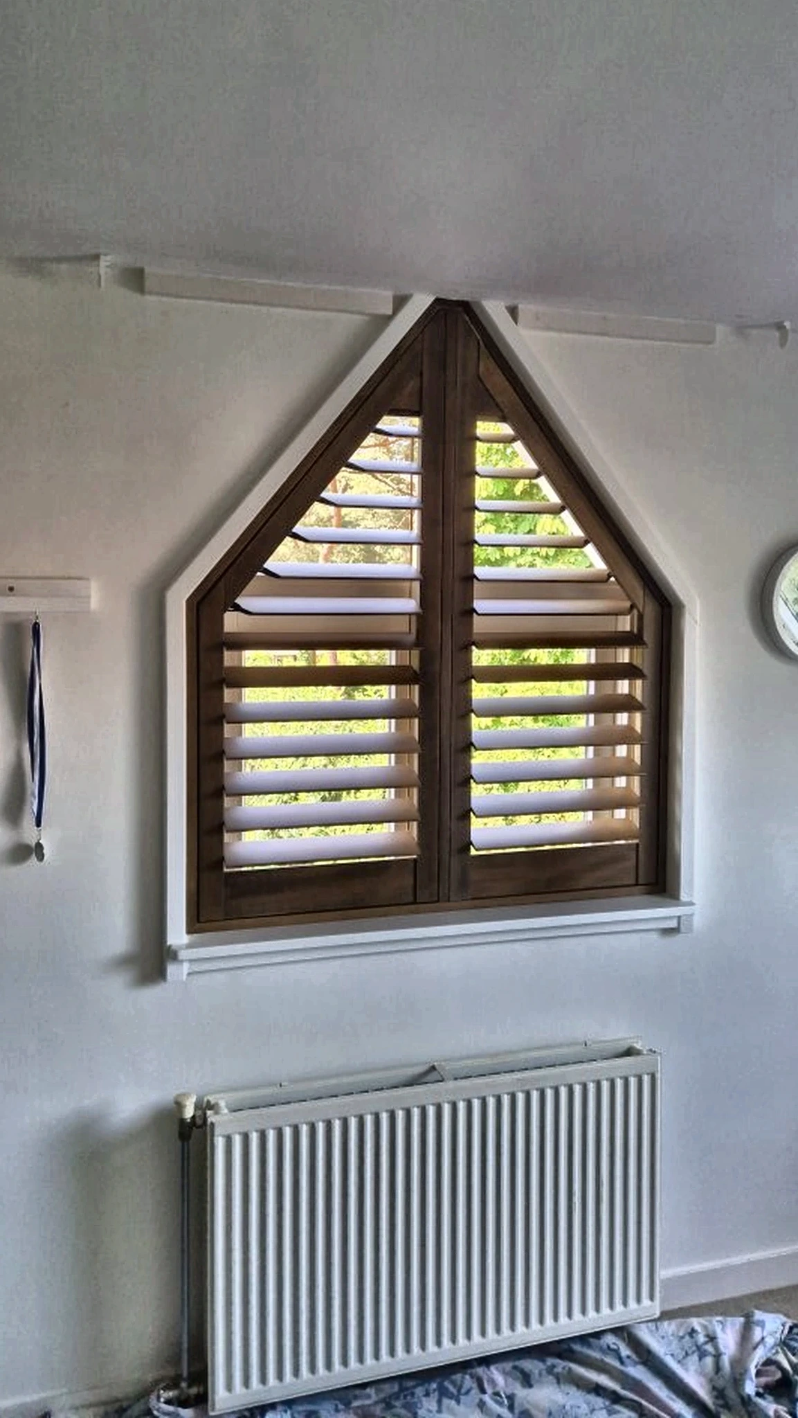 Sandblasted shutters in een puntvormig raam in Utrecht