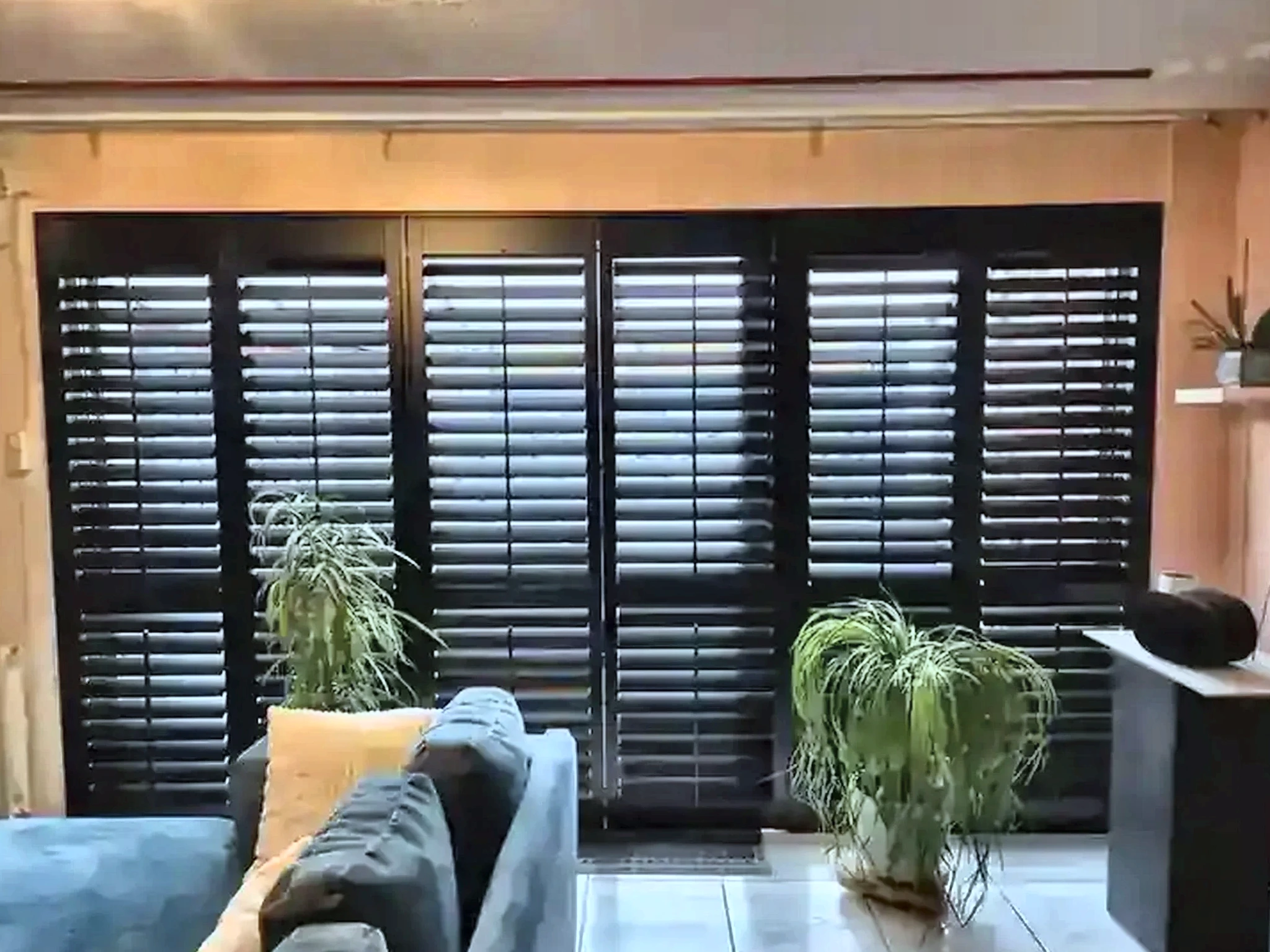 Zwarte shutters voor een brede woonkamerpui