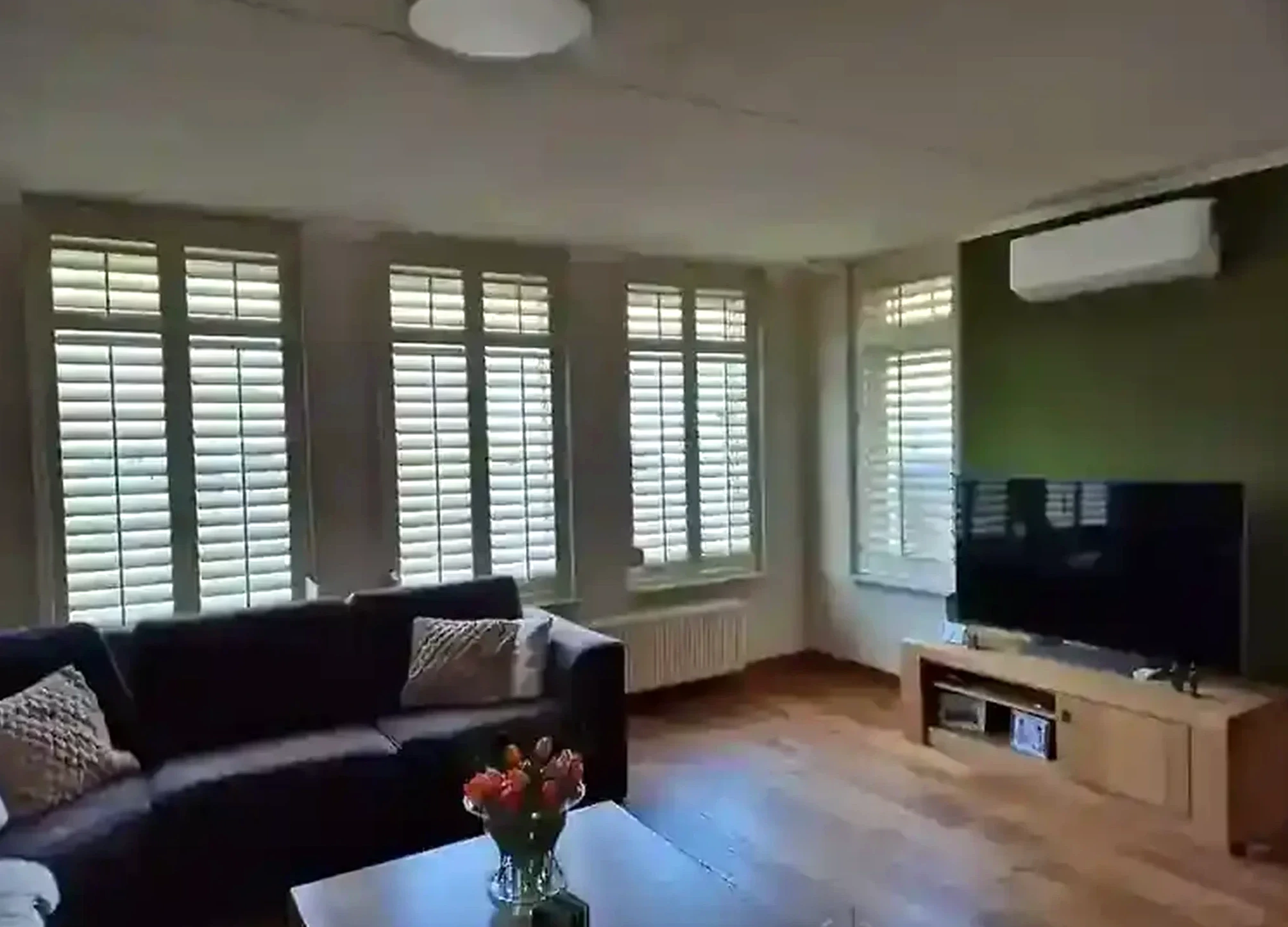 Lichte shutters rondom een woonkamerhoek