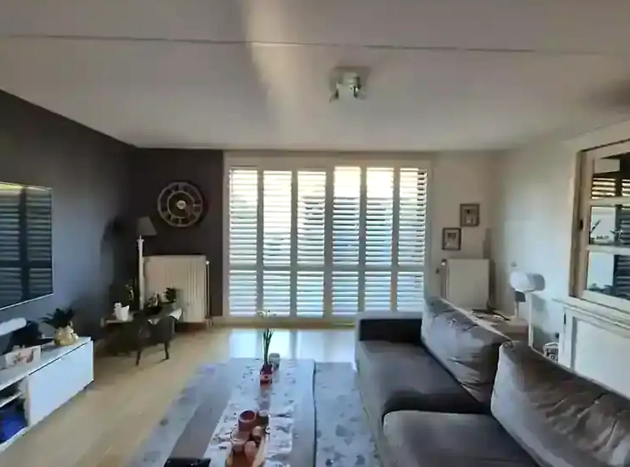Witte shutters in een warme woonkamer