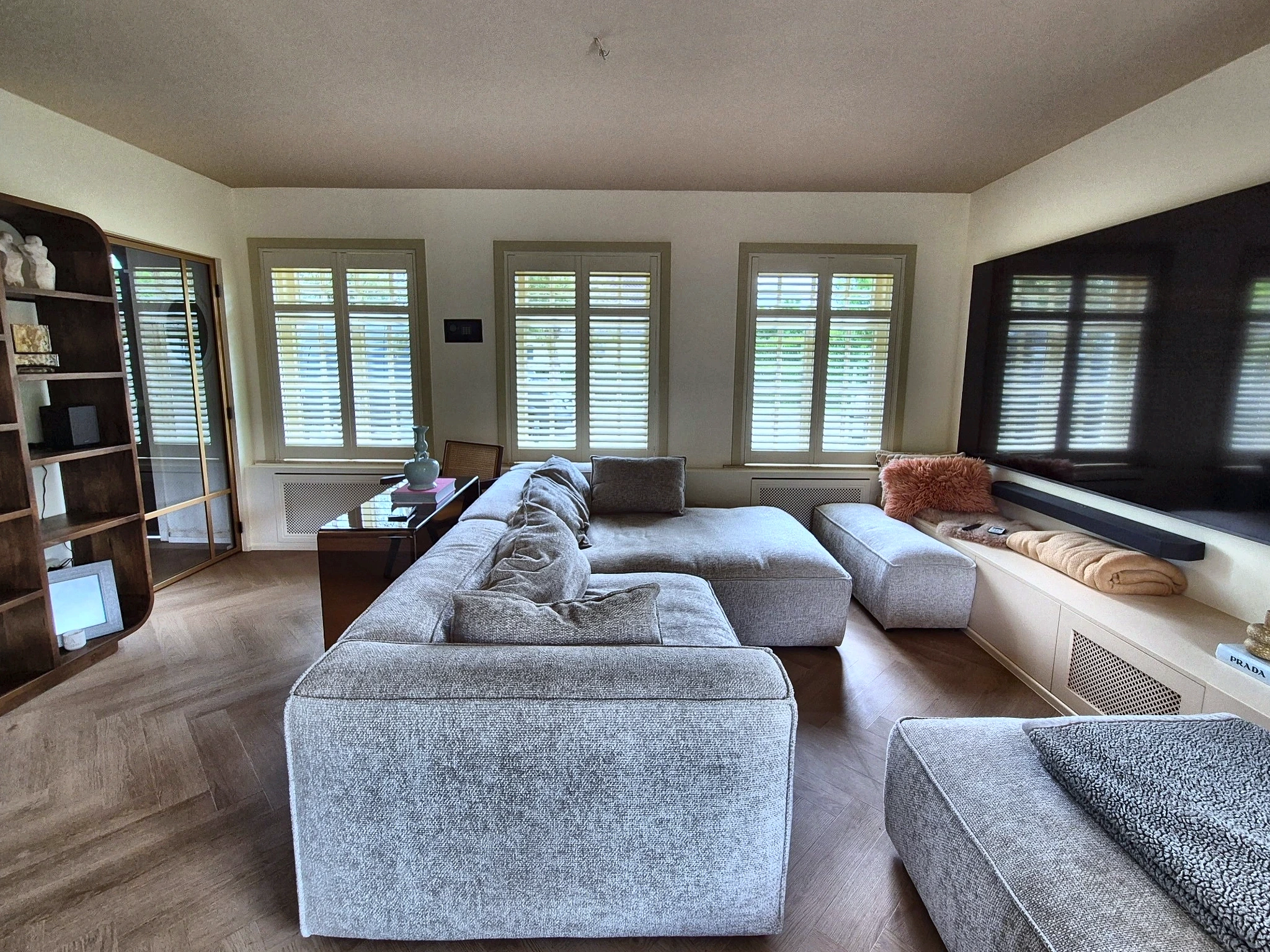 Lichte shutters in een ruime moderne woonkamer