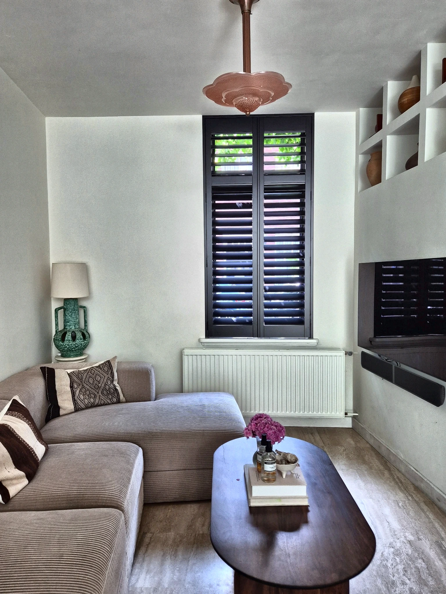 Zwarte shutters in een rustige living of slaapruimte in Eindhoven