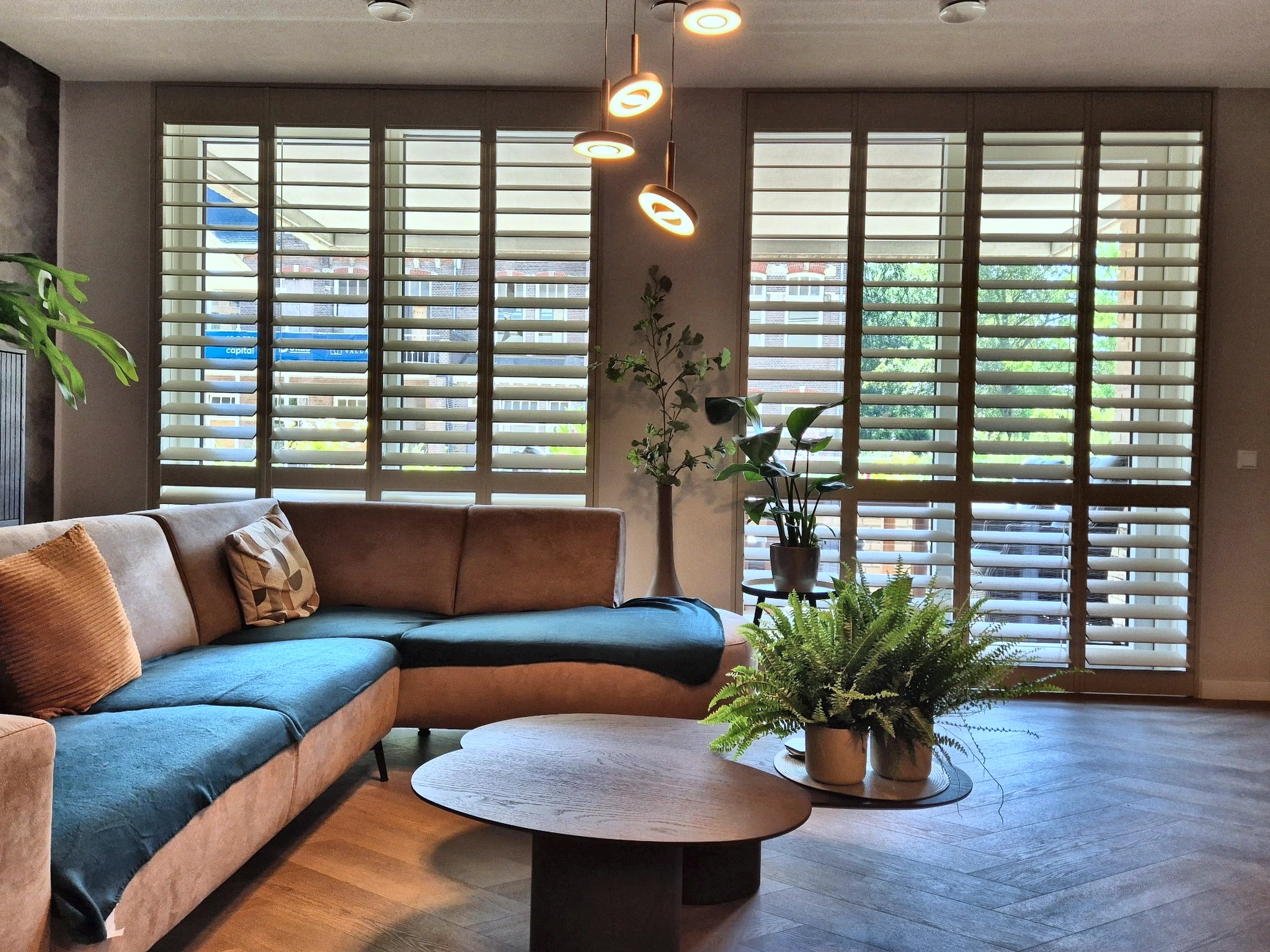 Bruine Sandblasted shutters in Den Bosch