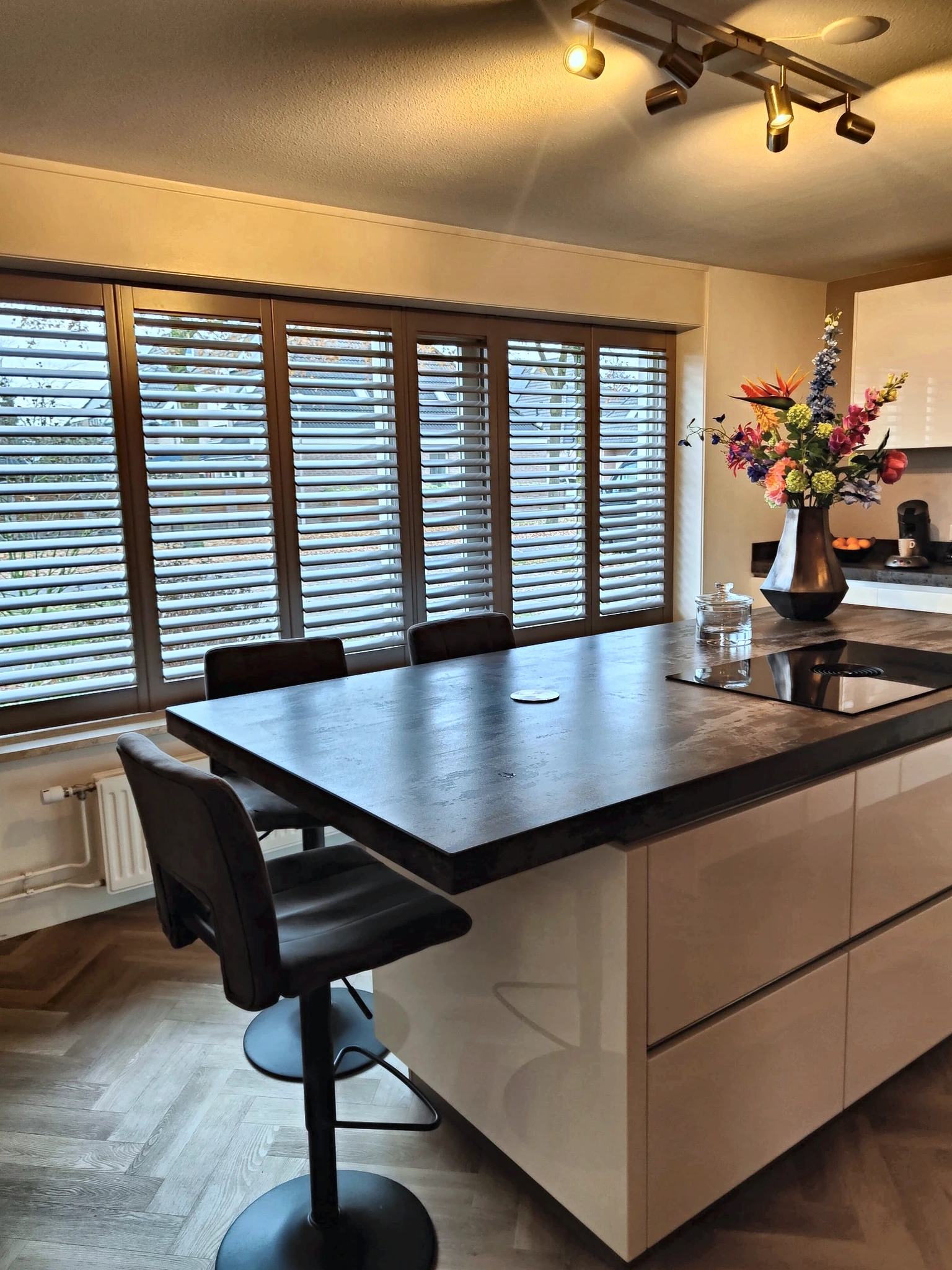 Bruine shutters in een keuken in Nijmegen