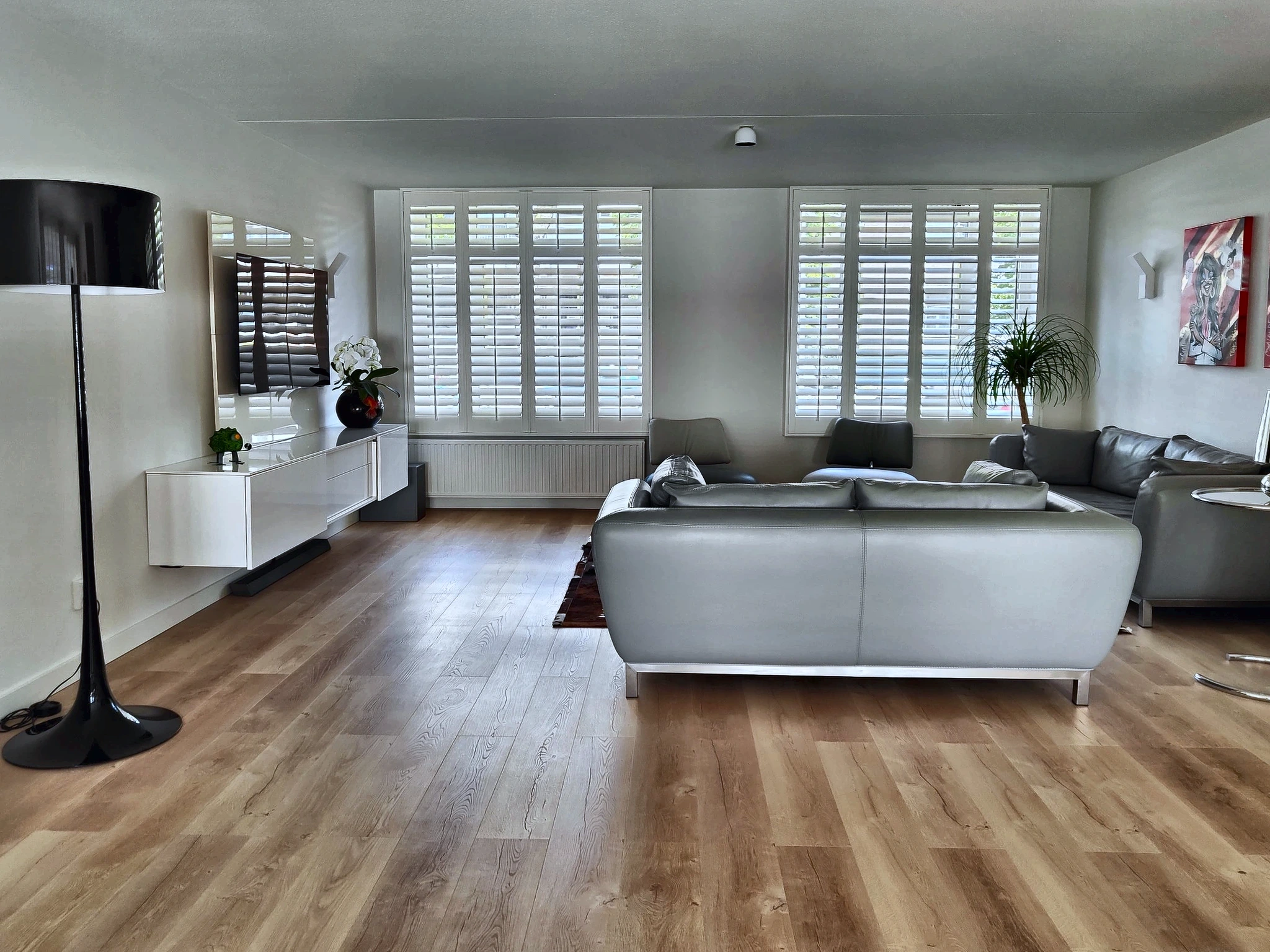 Lichte shutters in een moderne living in Maastricht
