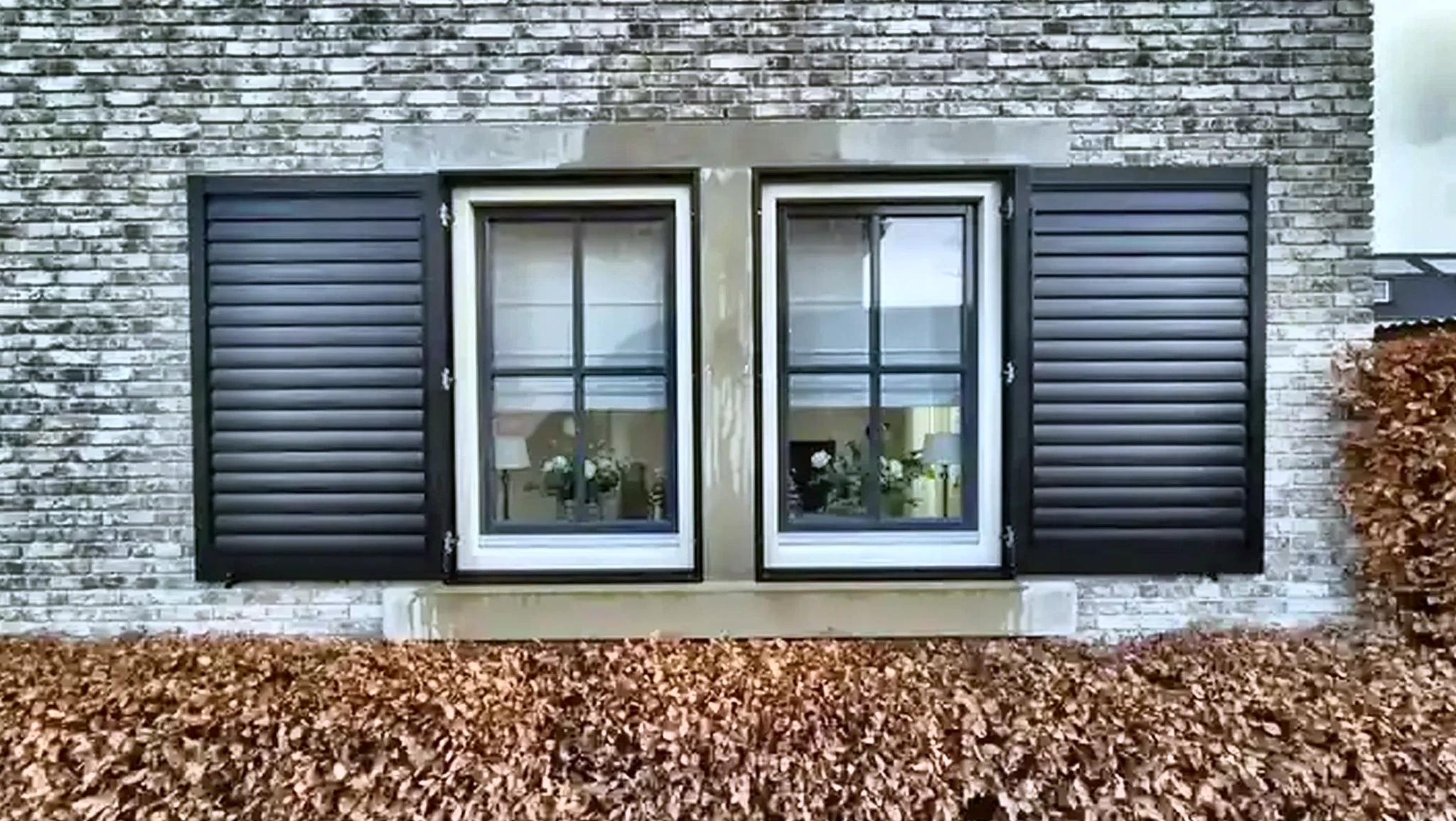 Zwarte aluminium buiten shutters geopend