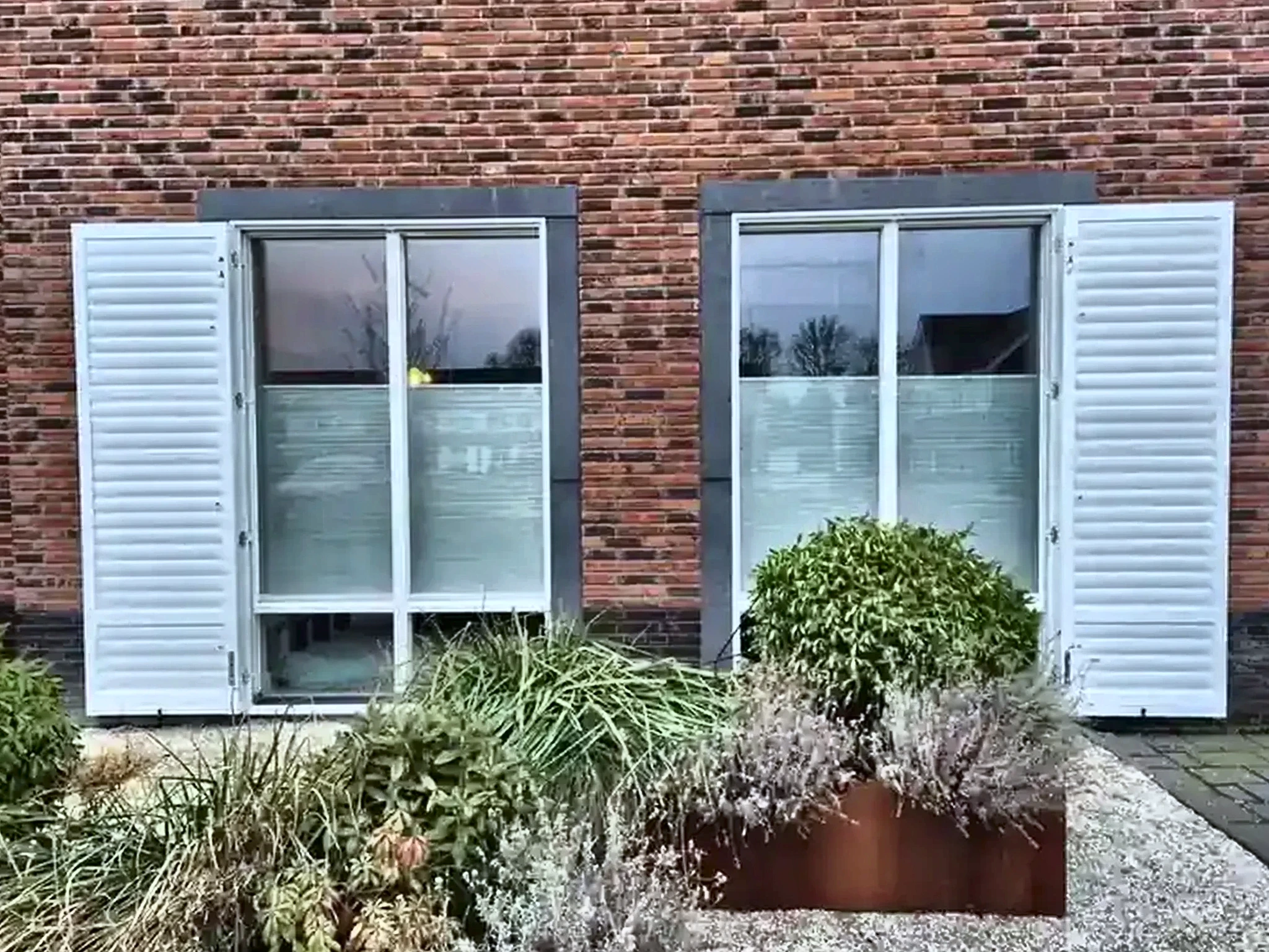 Witte aluminium buiten shutters geopend
