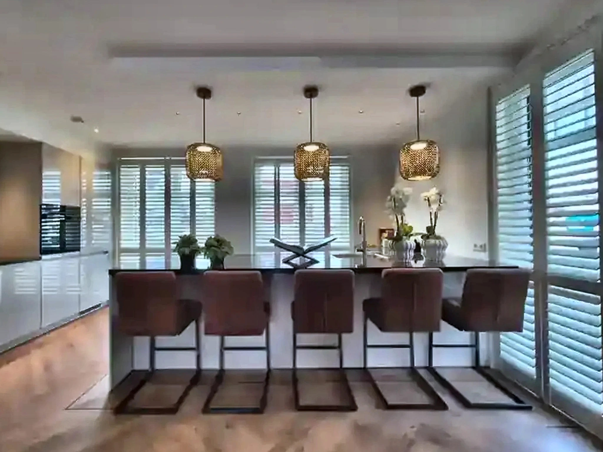 Lichte shutters in een moderne keuken