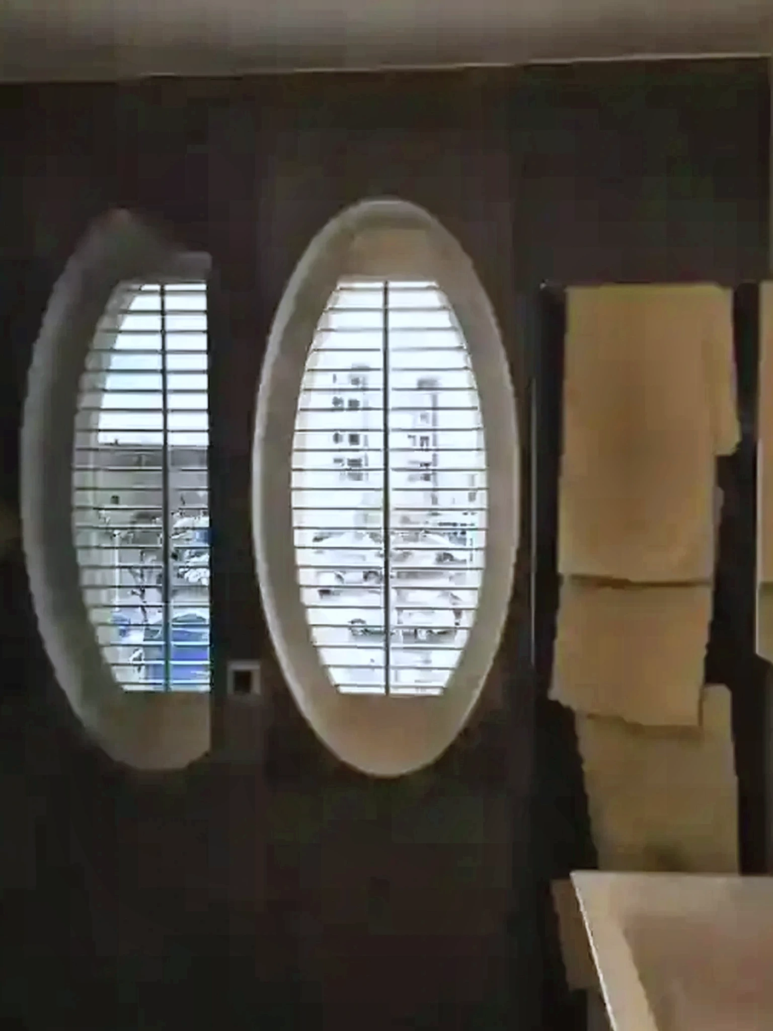 Maatwerk shutter in een ovale raamvorm