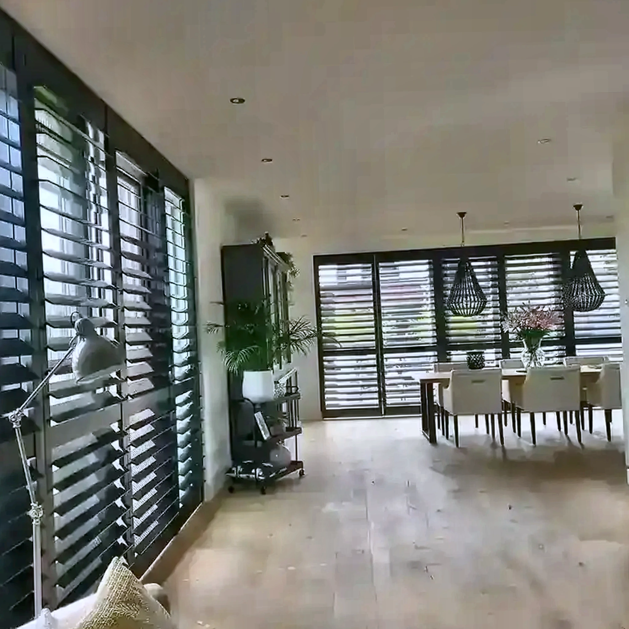 Donkere shutters in een open woonkeuken