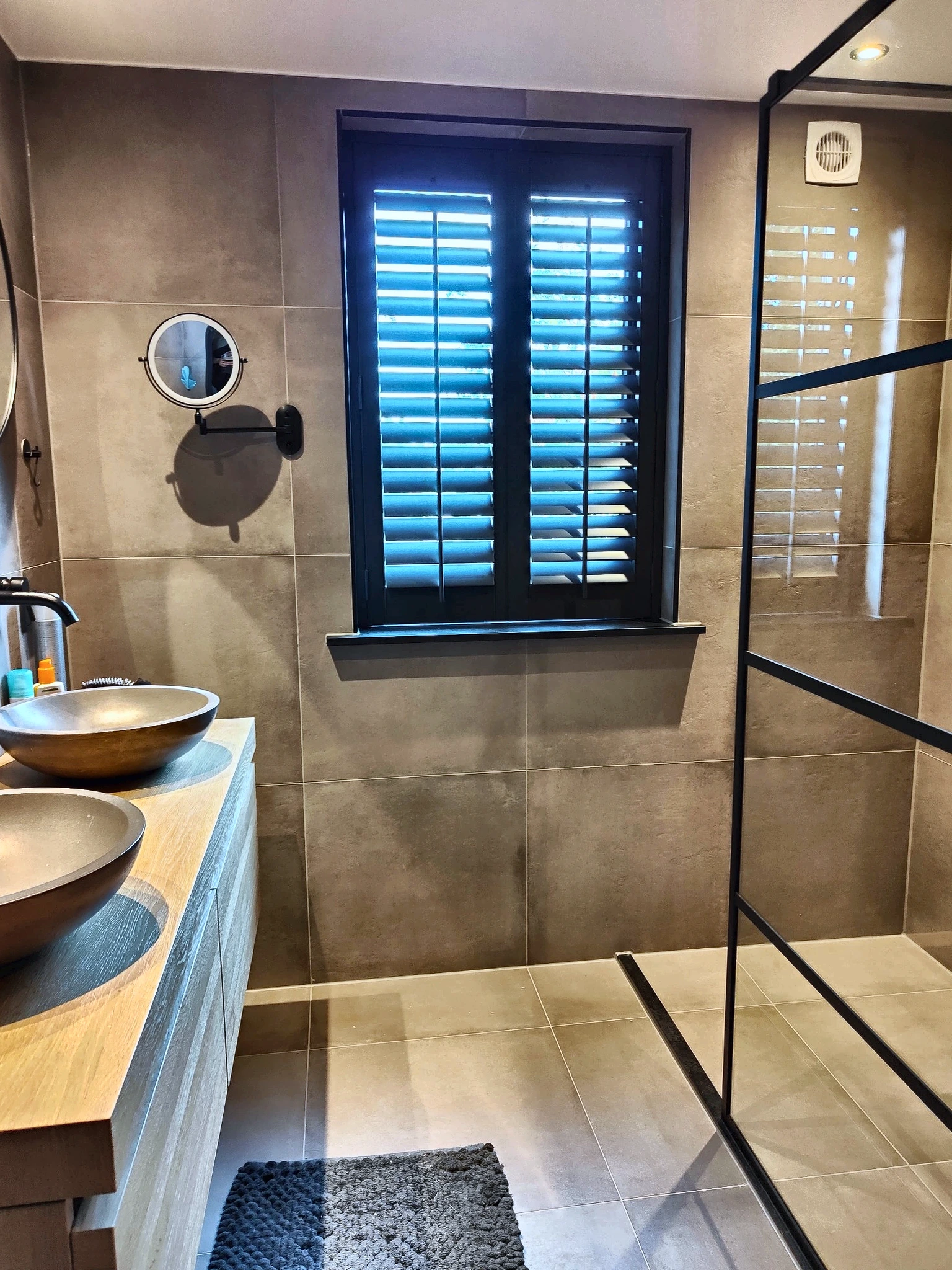 Zwarte shutters in een badkamer in Utrecht