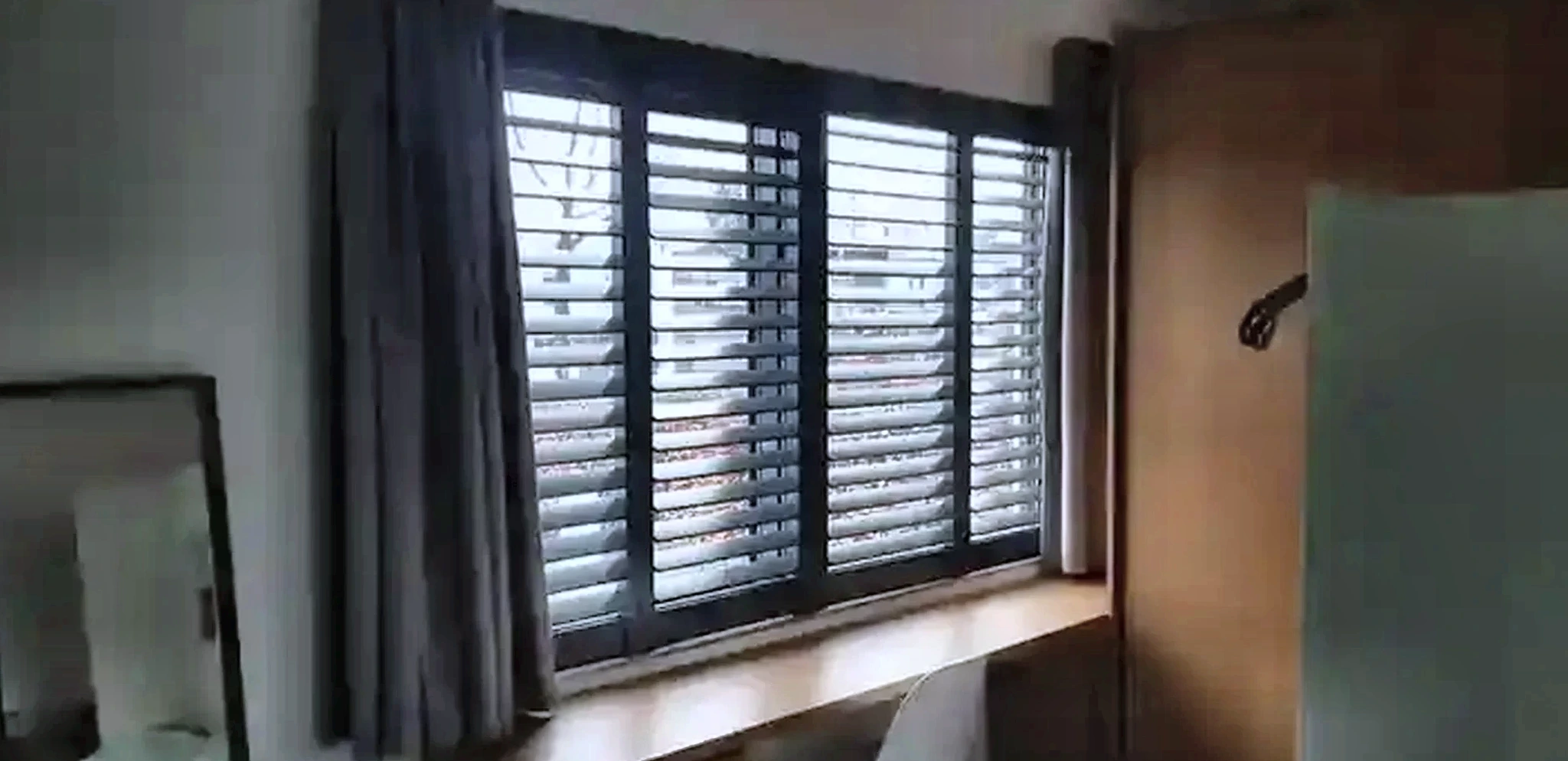 Donkere designshutters in een slaapkamer