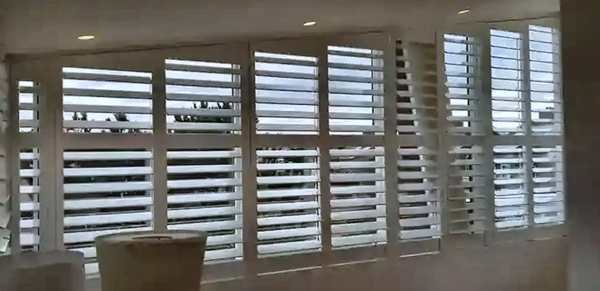 Witte designshutters in een royale ruimte