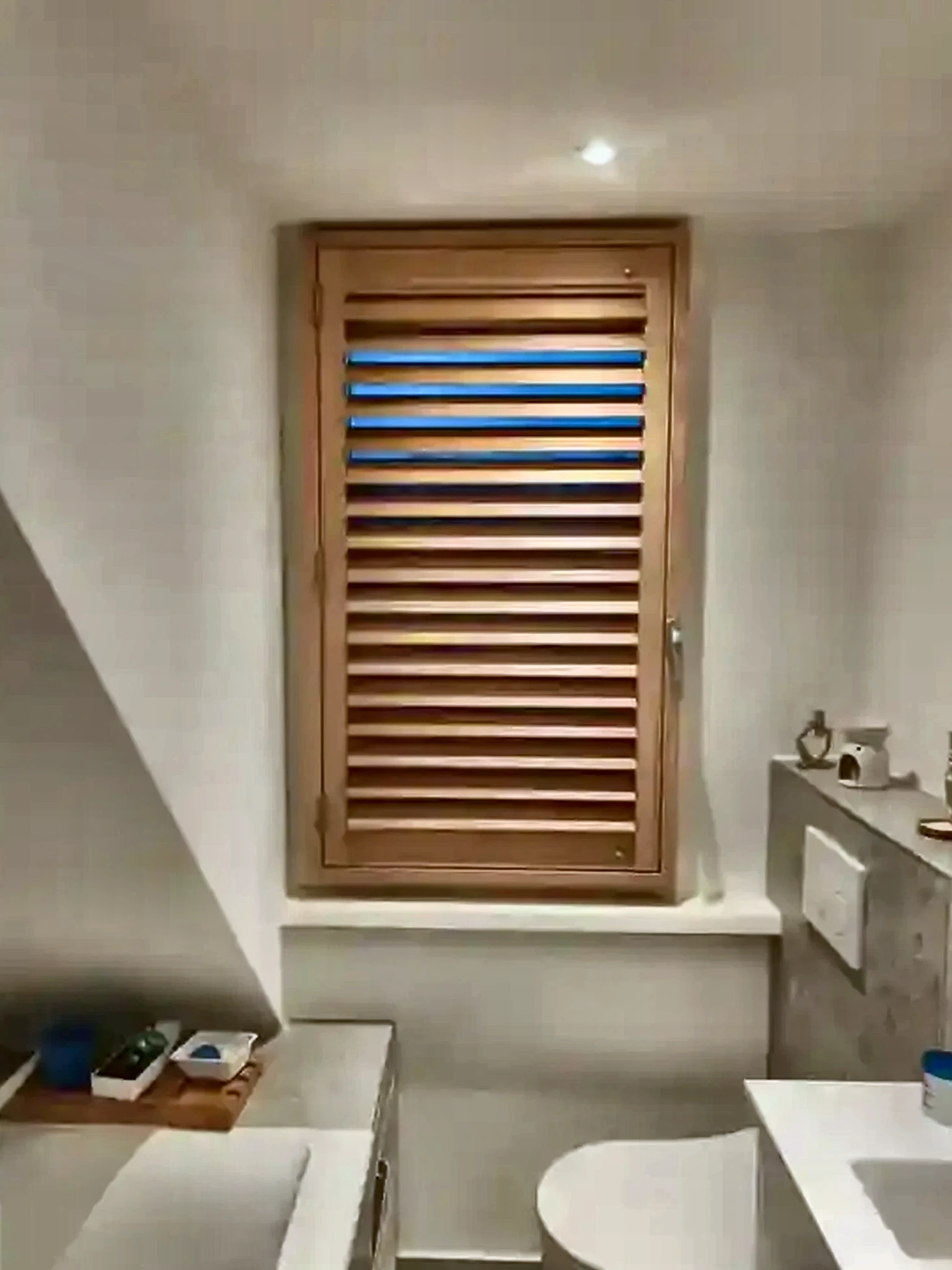 Eiken shutter in een compact badkamerraam