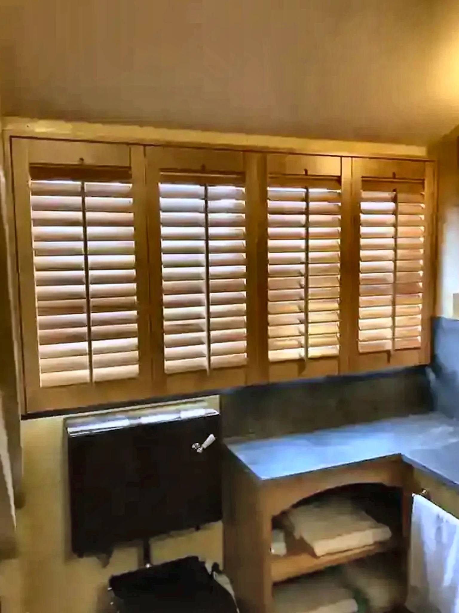Eiken shutters in een maatwerk badkamer