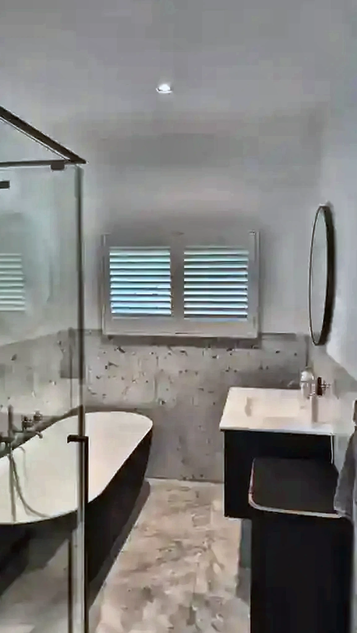 Witte shutters in een compacte badkamer