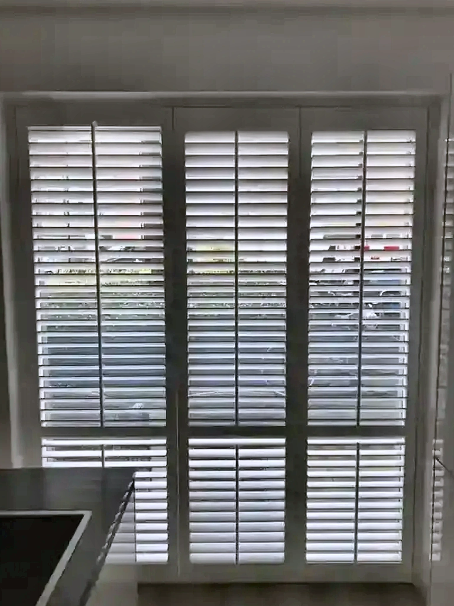 Kunststof shutters voor een brede raampartij