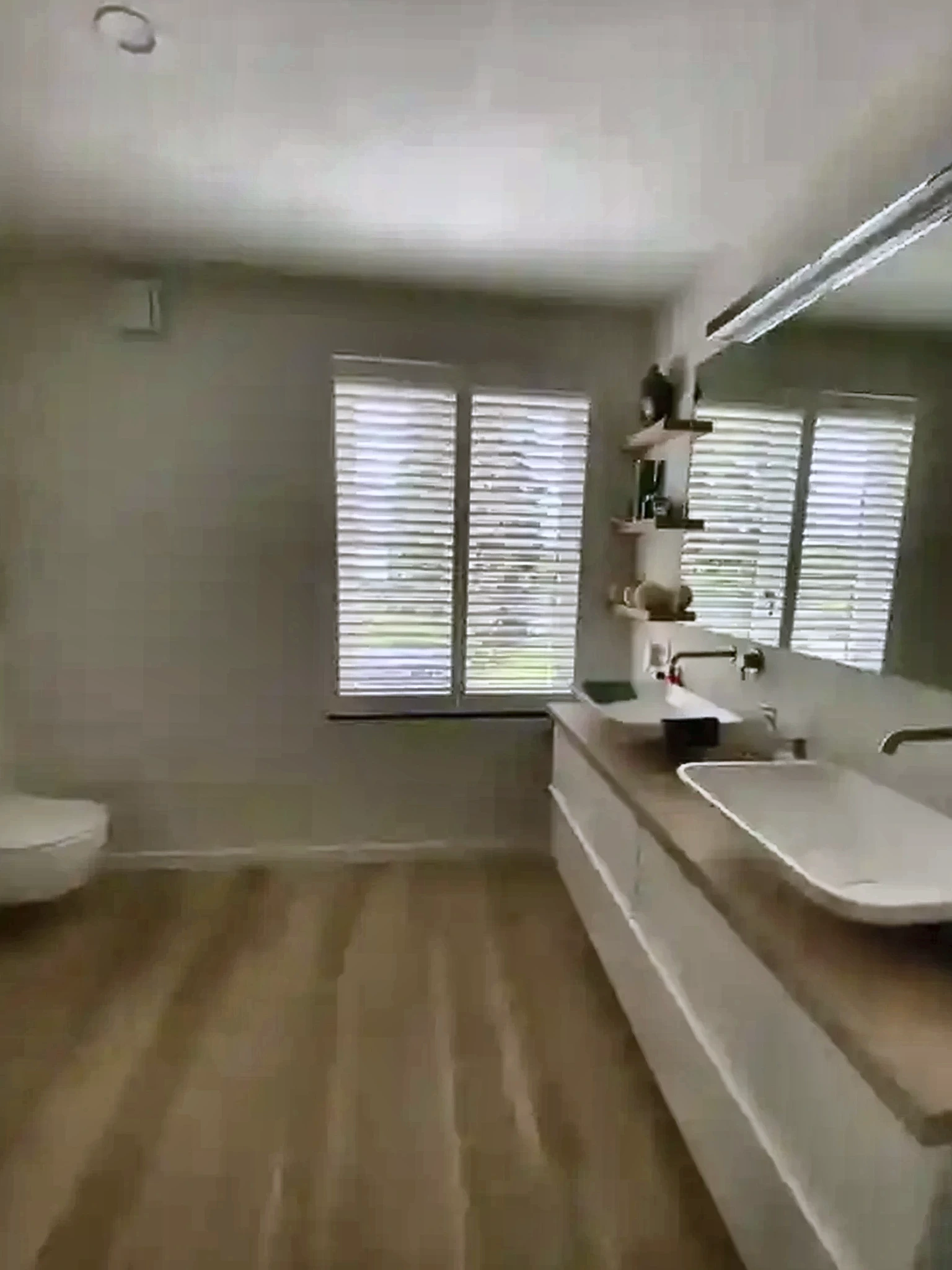 Witte kunststof shutters in een moderne badkamer