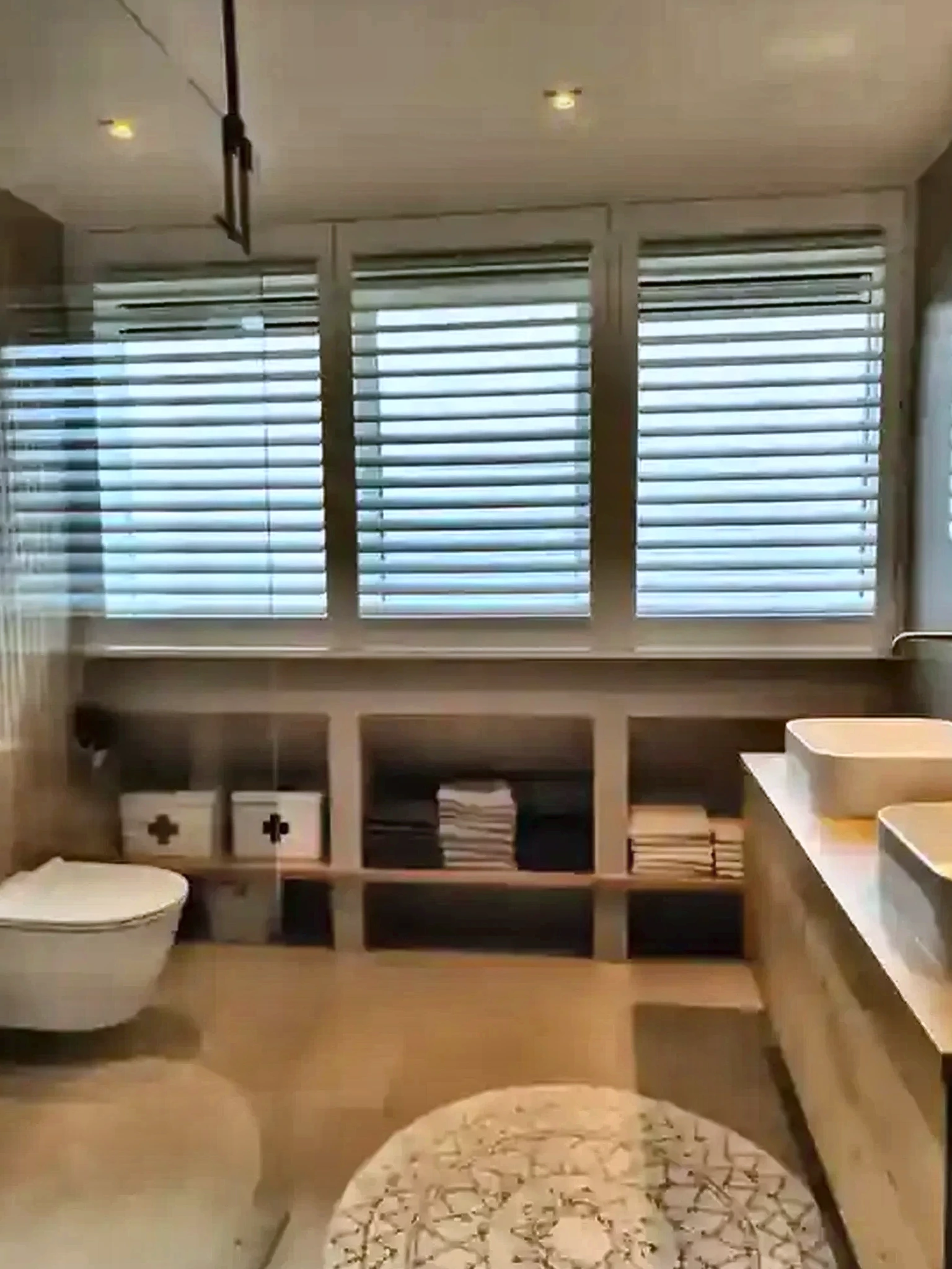 Witte shutters boven maatwerk badkamermeubel