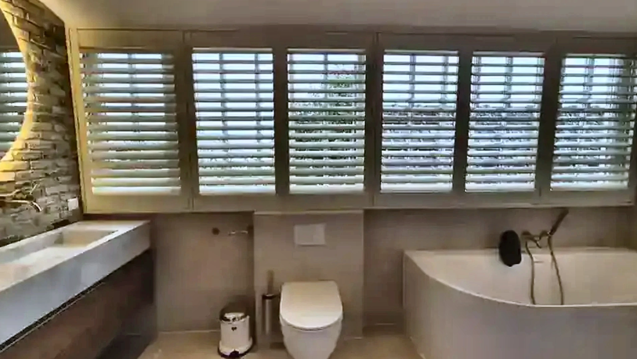 Hoogwaardige PVC shutters in een ruime badkamer