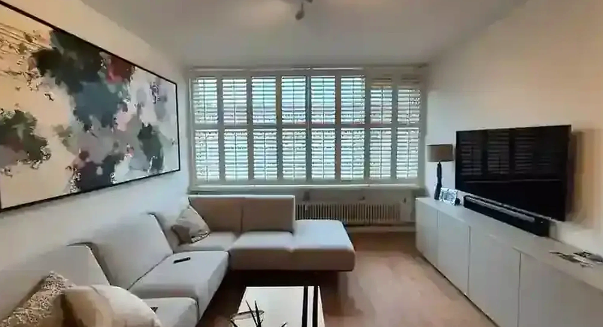 Witte shutters in een moderne woonkamer