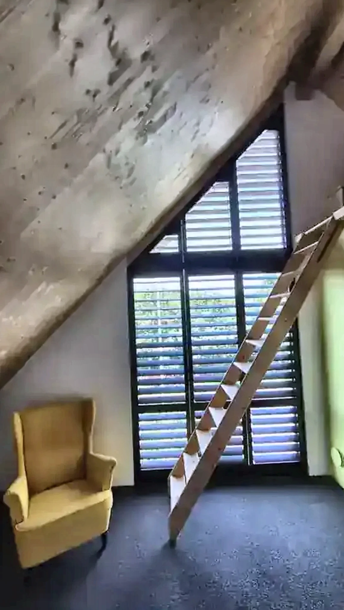 Donkere shutters in een puntvorm naast een trap