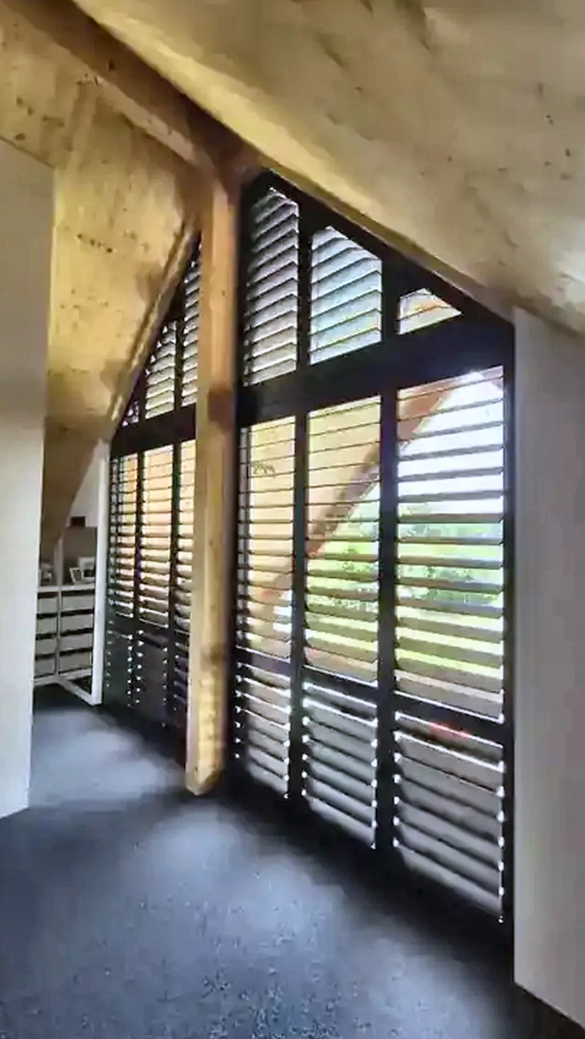 Donkere shutters in een hoog puntraam