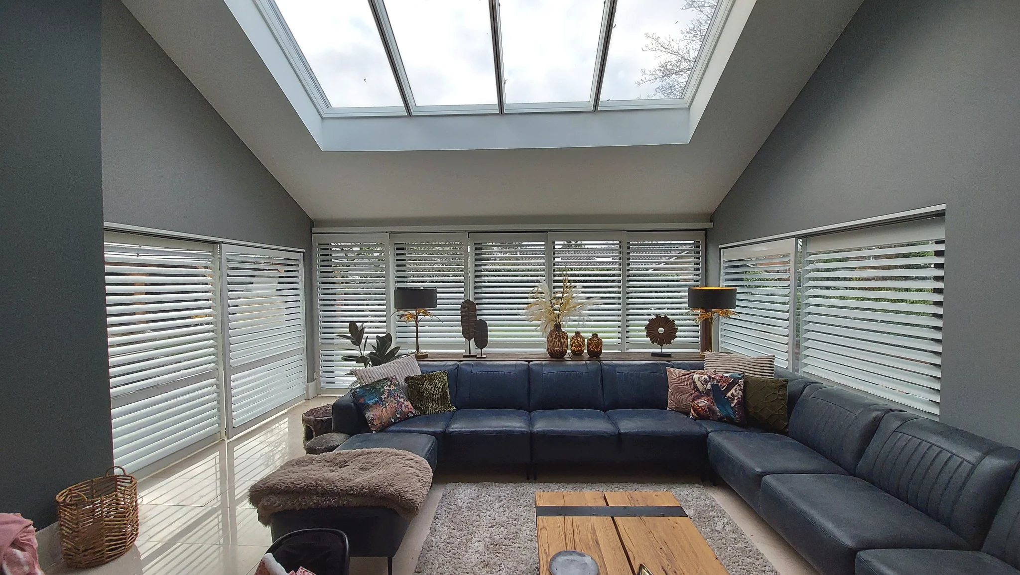Aluminium shutters als schuifpanelen voor een brede pui in Almere