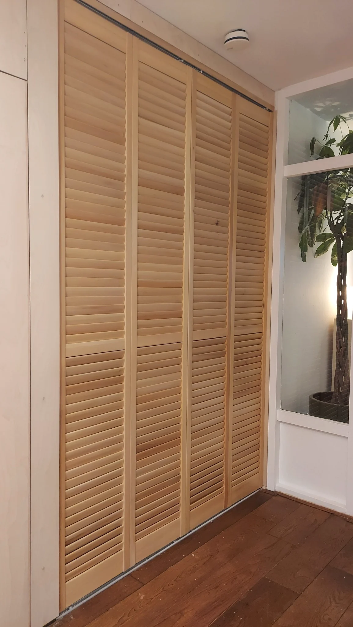 Houtkleur Sandblasted shutters als slaapkamerafscheiding in Amsterdam