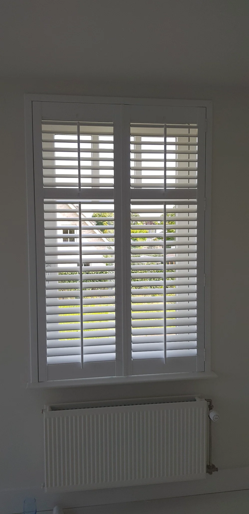 Witte shutters met Z-profiel in Bavel