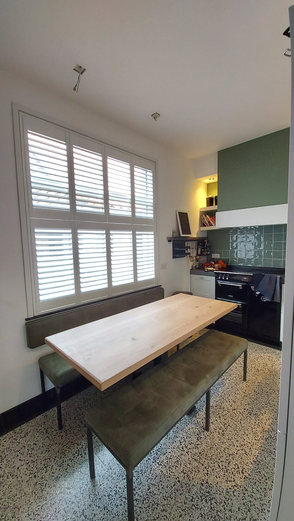 Witte shutters met splitpaneel in Bennebroek