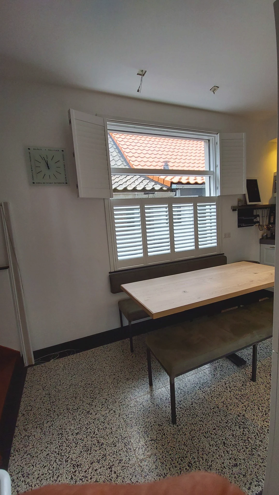 Witte split shutters half geopend in Bennebroek