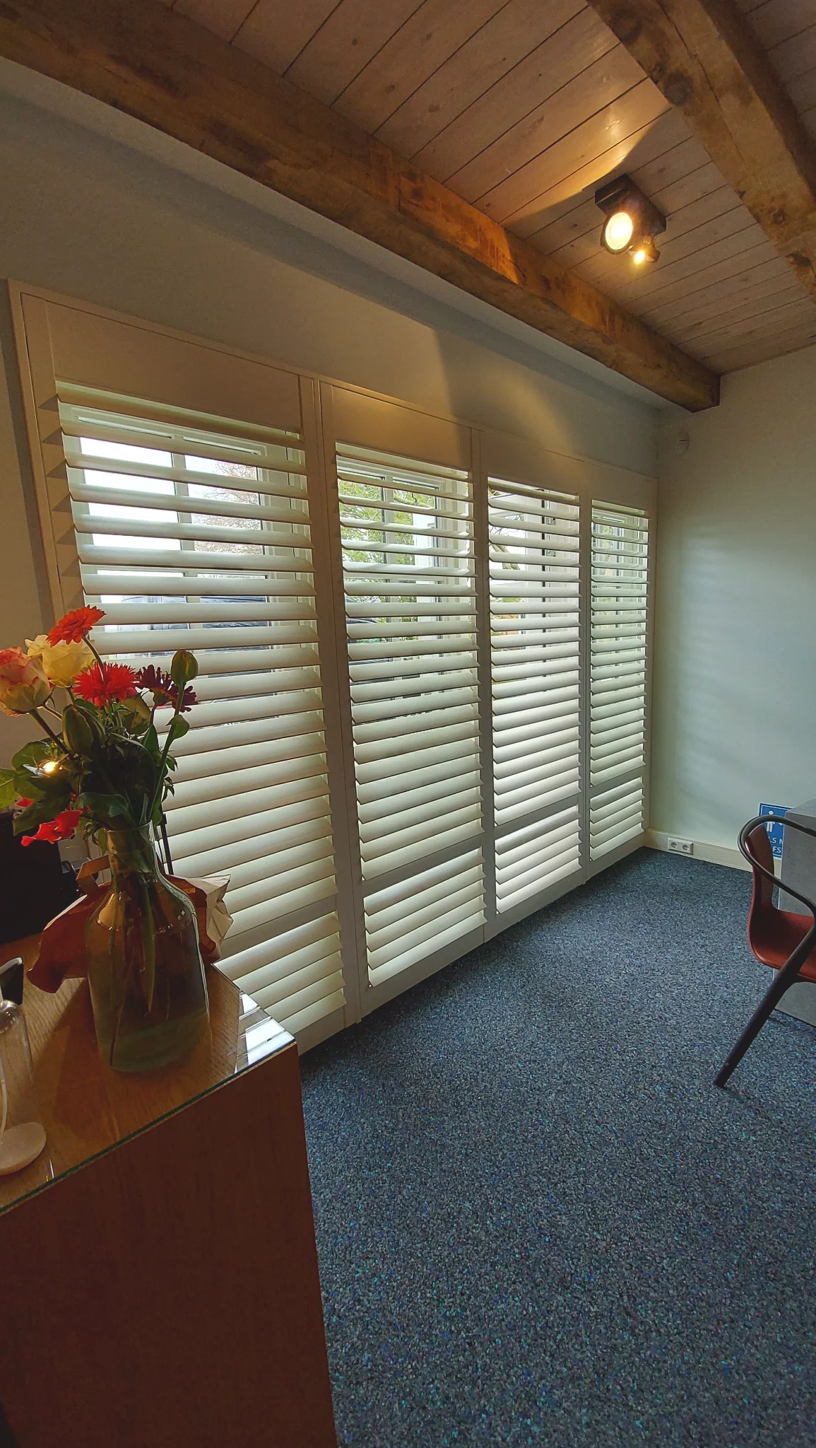 Witte shutters op de dag op de muur in Berlicum